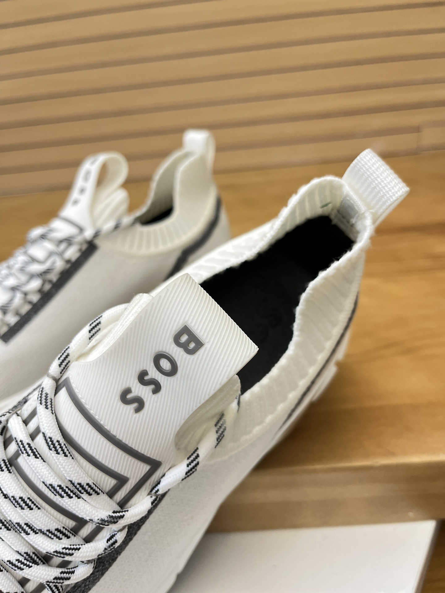 Precio de venta: P200 Marca: BOSS* "BOSS*" lowtop sneakersMarca: 39-44 (se puede personalizar hasta 