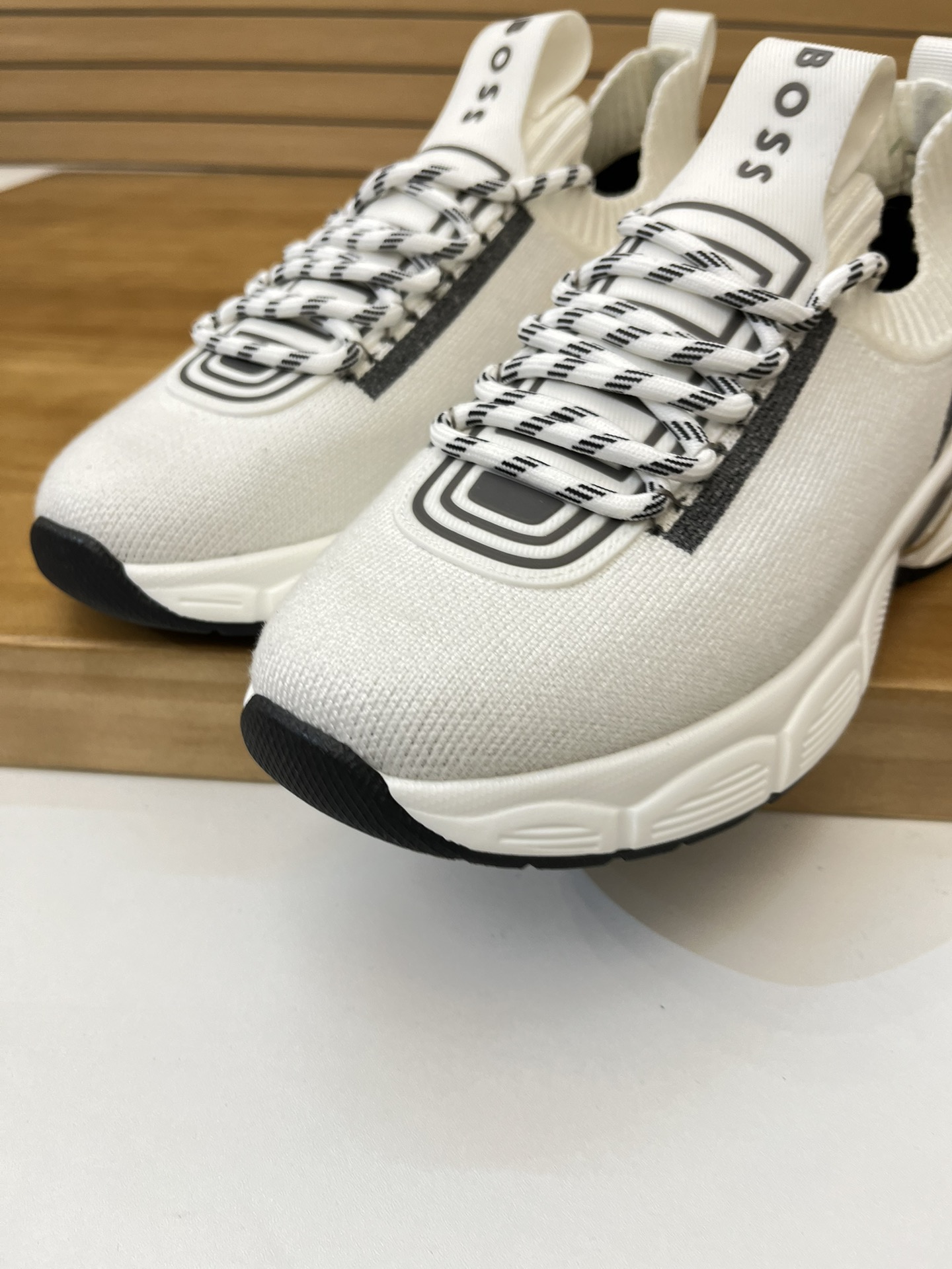 Precio de venta: P200 Marca: BOSS* "BOSS*" lowtop sneakersMarca: 39-44 (se puede personalizar hasta 