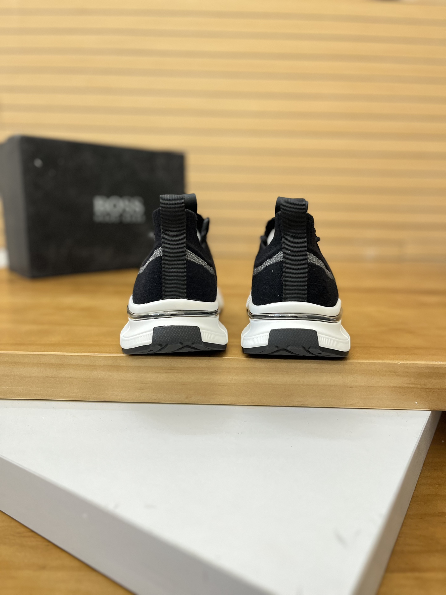 Precio de venta: P200 Marca: BOSS* "BOSS*" lowtop sneakersMarca: 39-44 (se puede personalizar hasta 