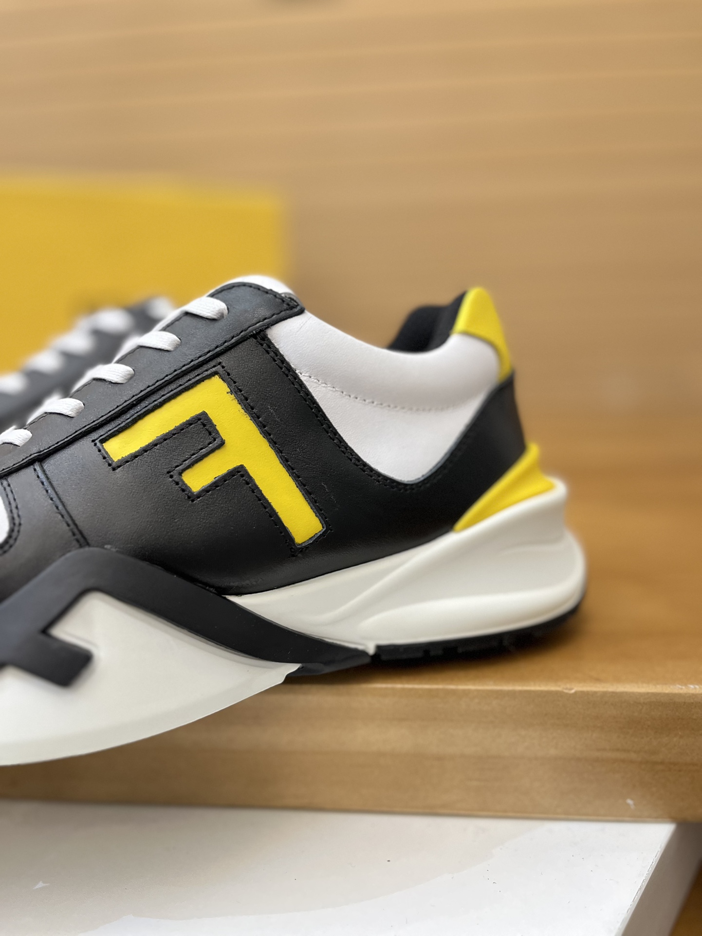 Precio de venta: P230 Marca: Fendi* Zapatillas deportivas de caña baja Talla: 39-44 (se puede person