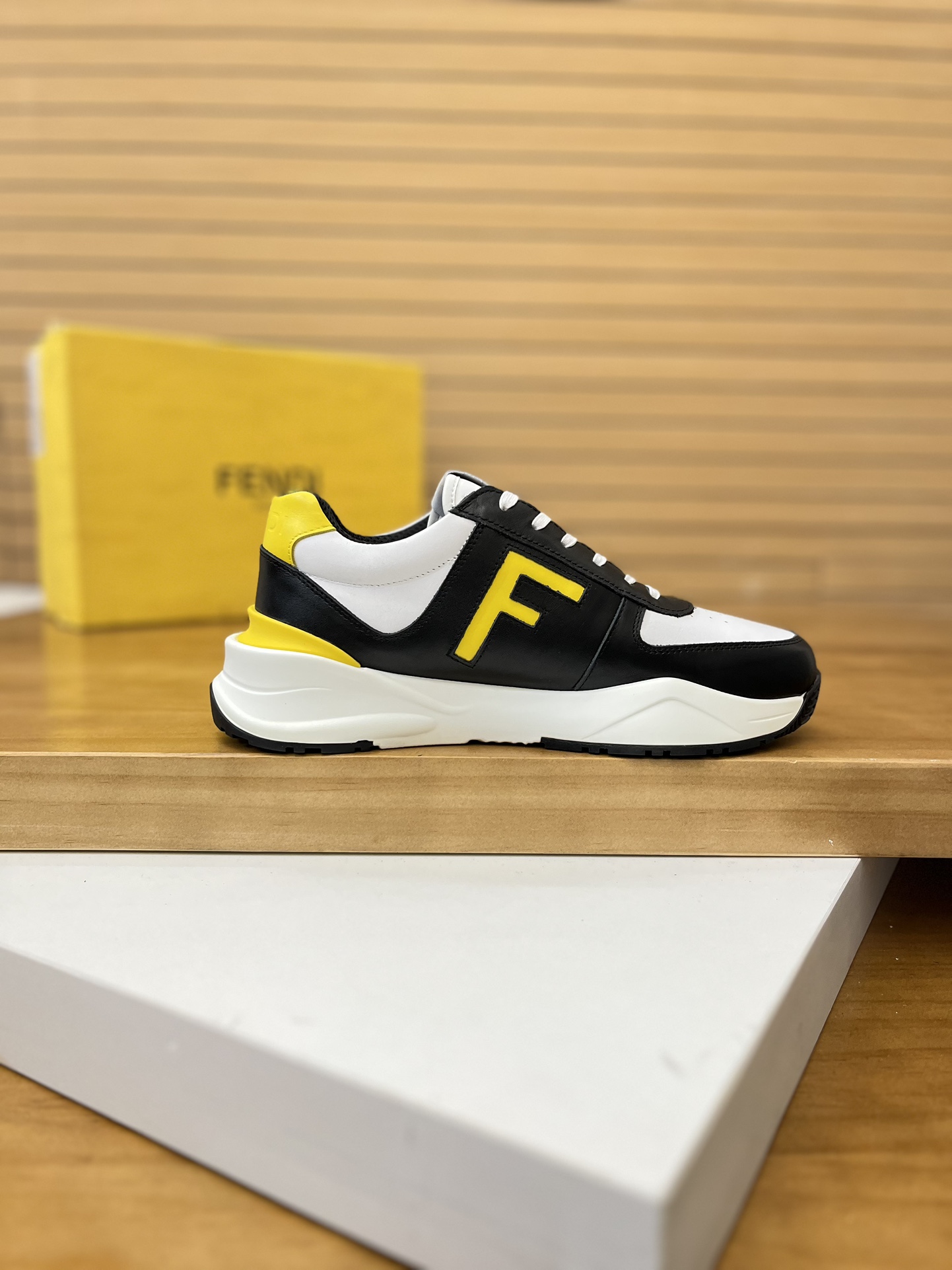 Precio de venta: P230 Marca: Fendi* Zapatillas deportivas de caña baja Talla: 39-44 (se puede person