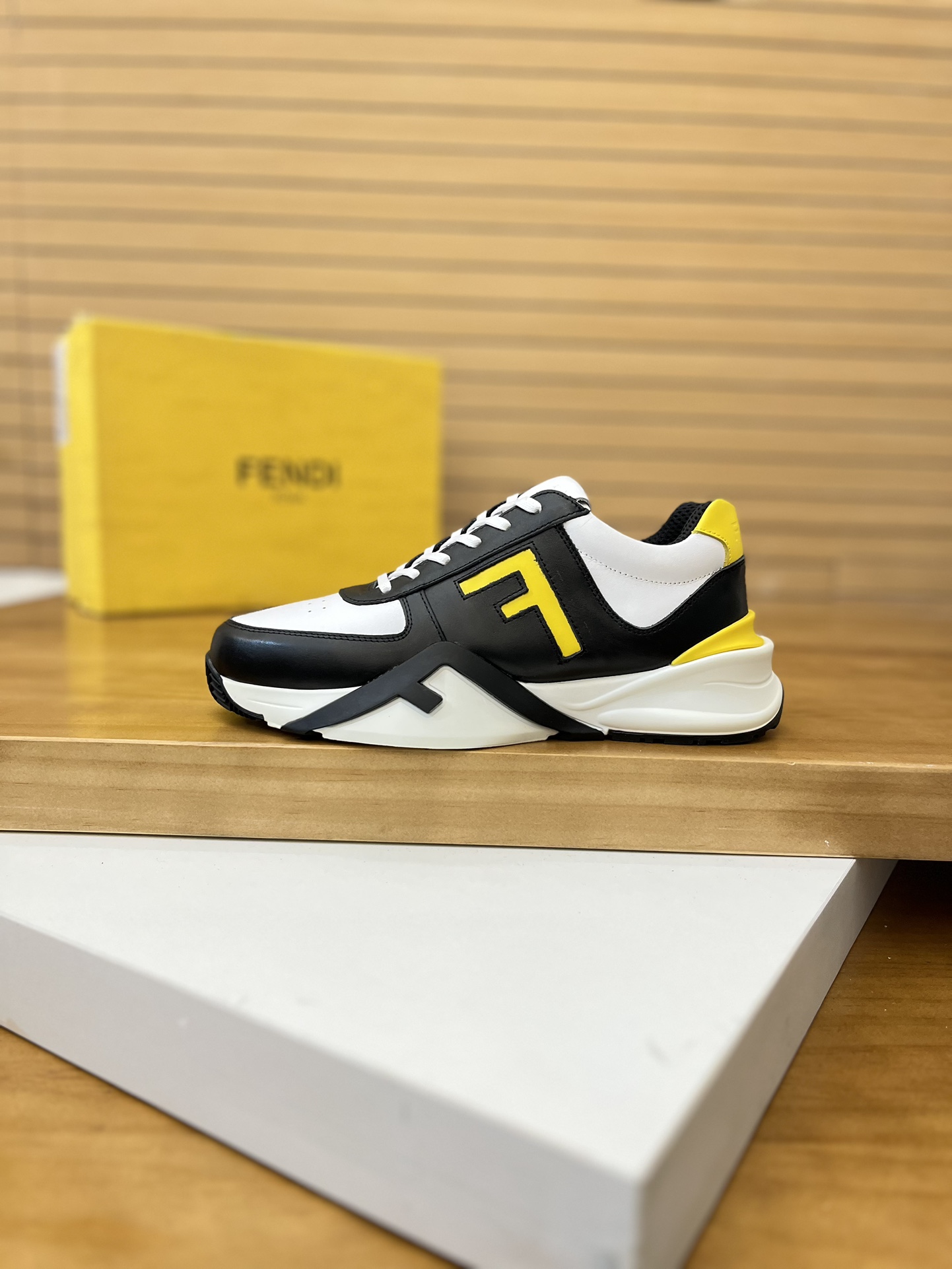 Precio de venta: P230 Marca: Fendi* Zapatillas deportivas de caña baja Talla: 39-44 (se puede person