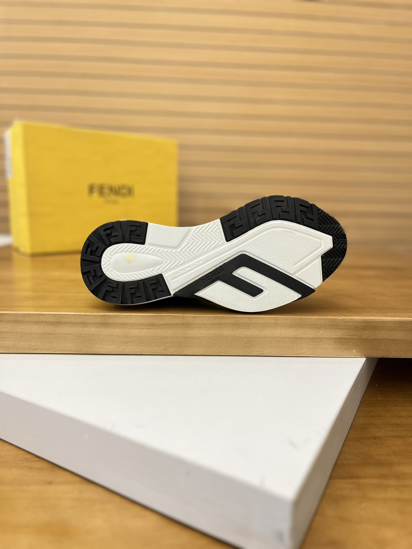 Precio de venta: P230 Marca: Fendi* Zapatillas deportivas de caña baja Talla: 39-44 (se puede person