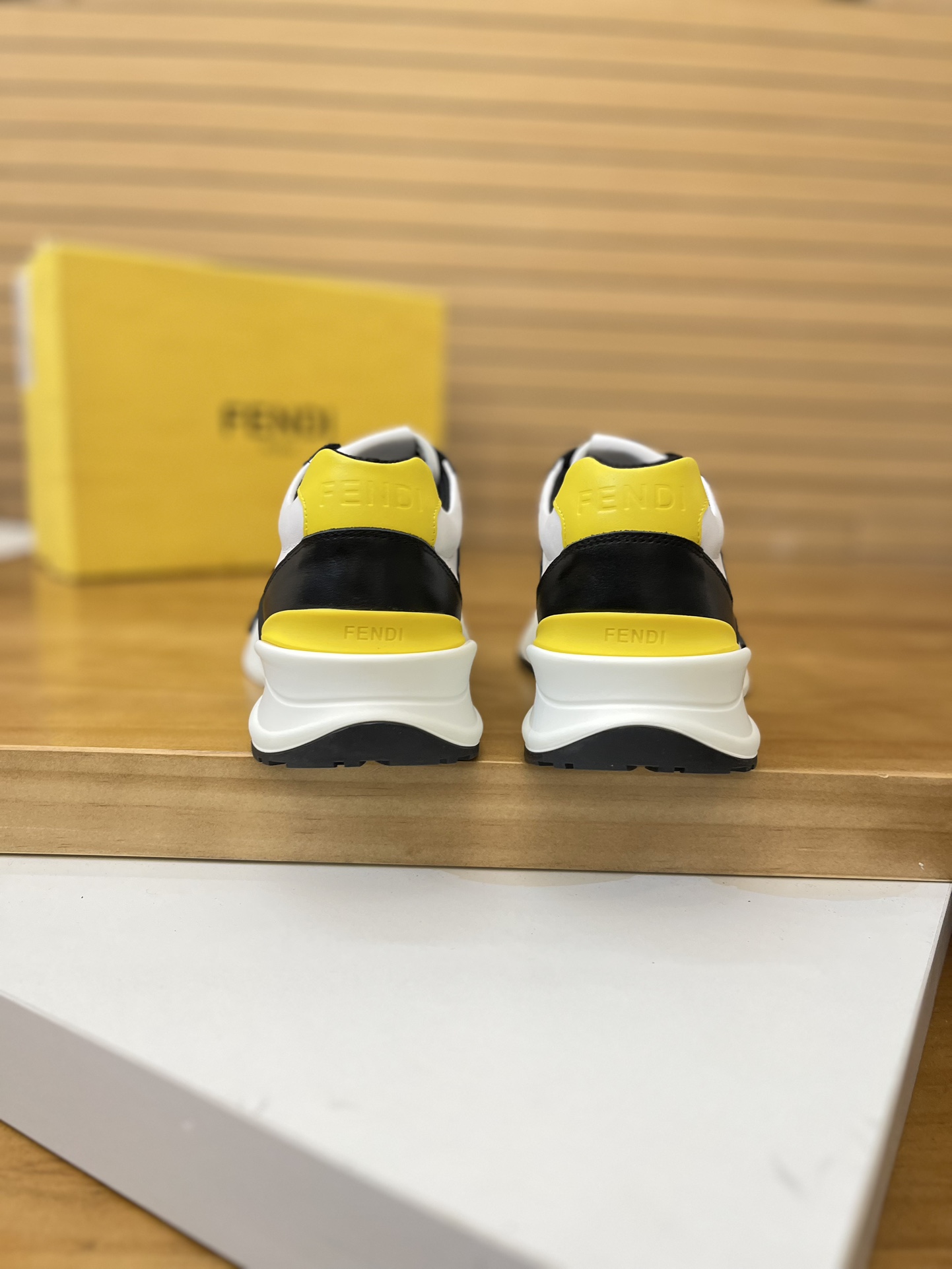 Precio de venta: P230 Marca: Fendi* Zapatillas deportivas de caña baja Talla: 39-44 (se puede person