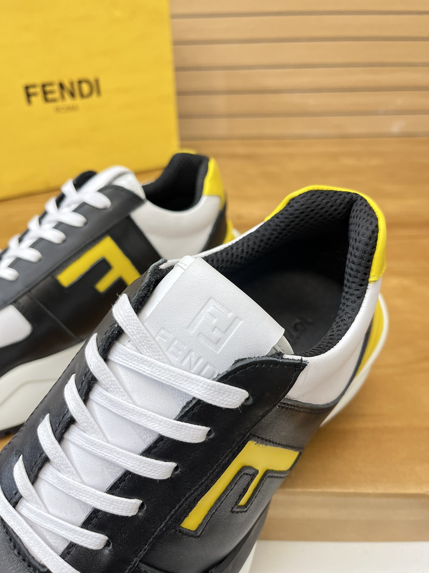 Precio de venta: P230 Marca: Fendi* Zapatillas deportivas de caña baja Talla: 39-44 (se puede person