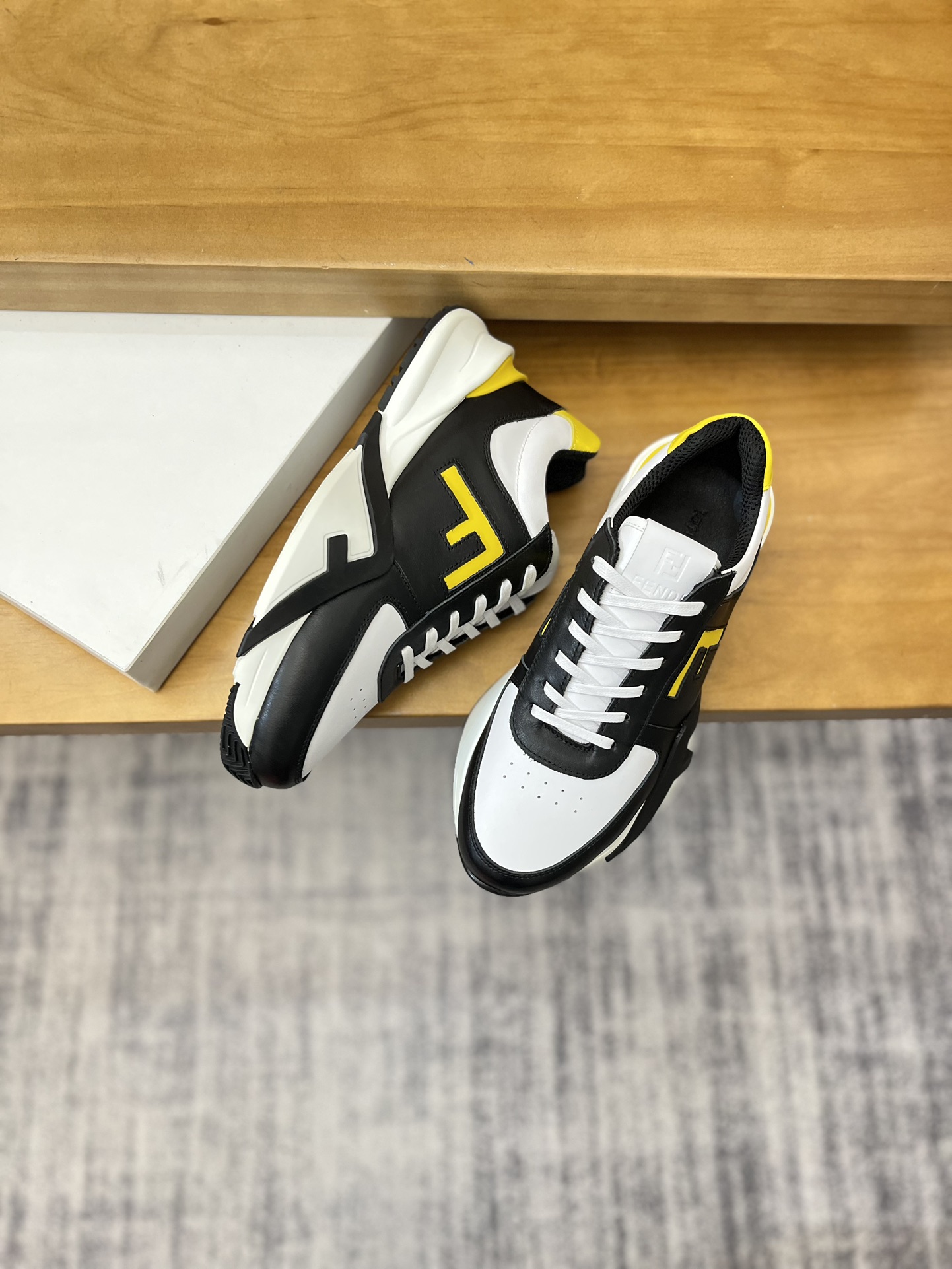 Precio de venta: P230 Marca: Fendi* Zapatillas deportivas de caña baja Talla: 39-44 (se puede person