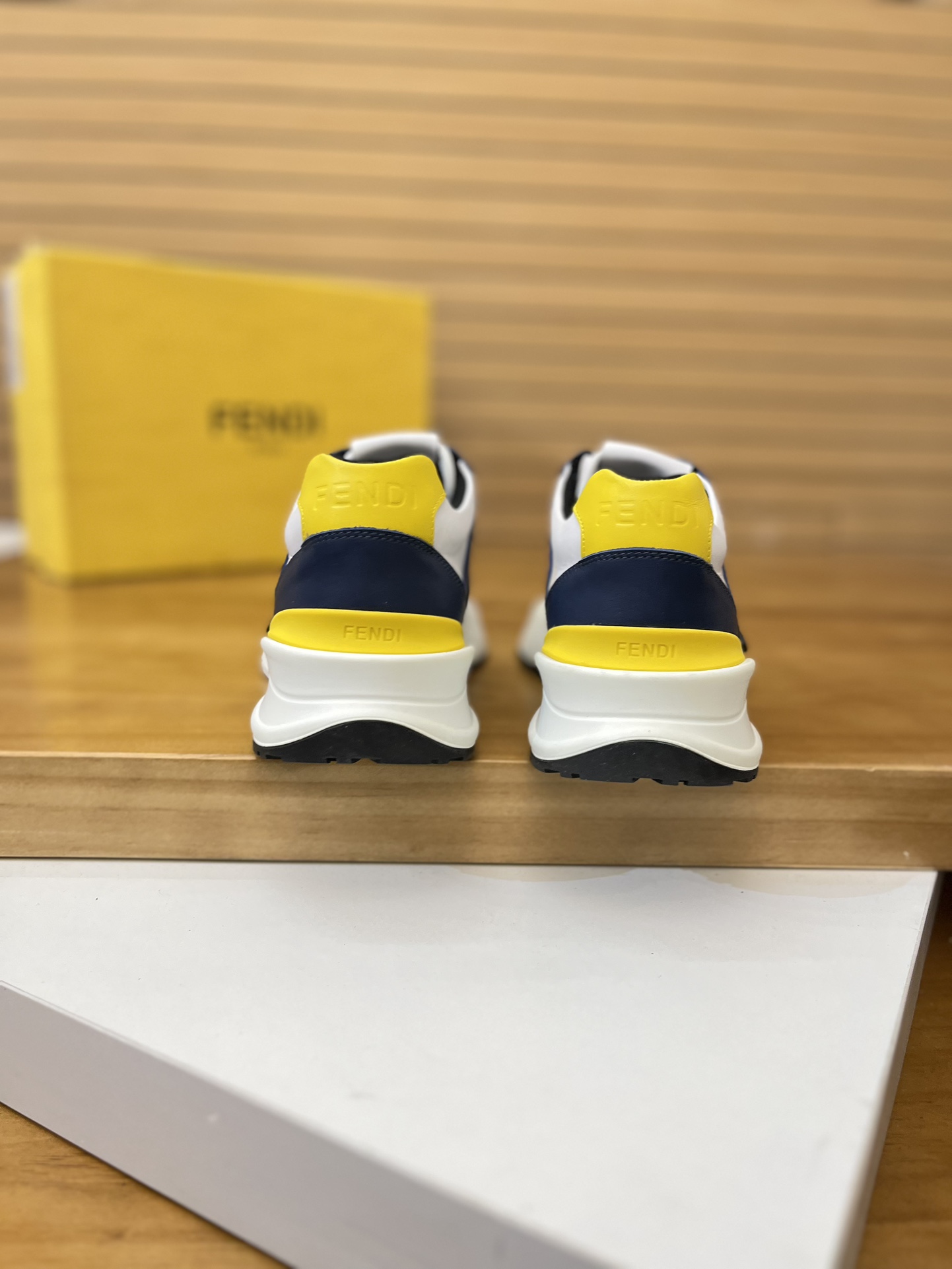 Precio de venta: P230 Marca: Fendi* Zapatillas deportivas de caña baja Talla: 39-44 (se puede person