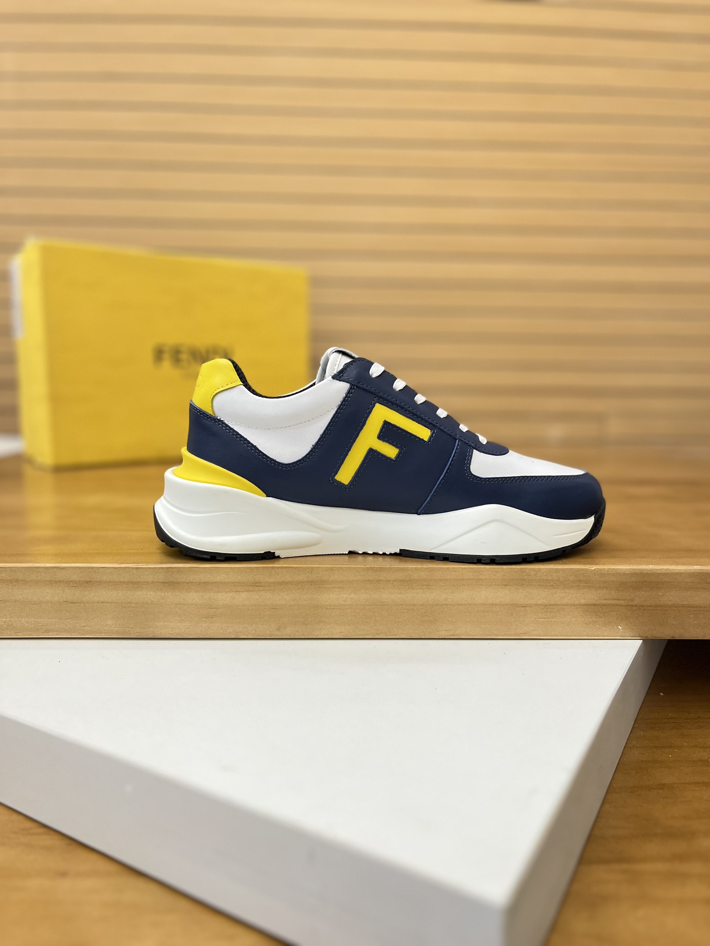 Precio de venta: P230 Marca: Fendi* Zapatillas deportivas de caña baja Talla: 39-44 (se puede person
