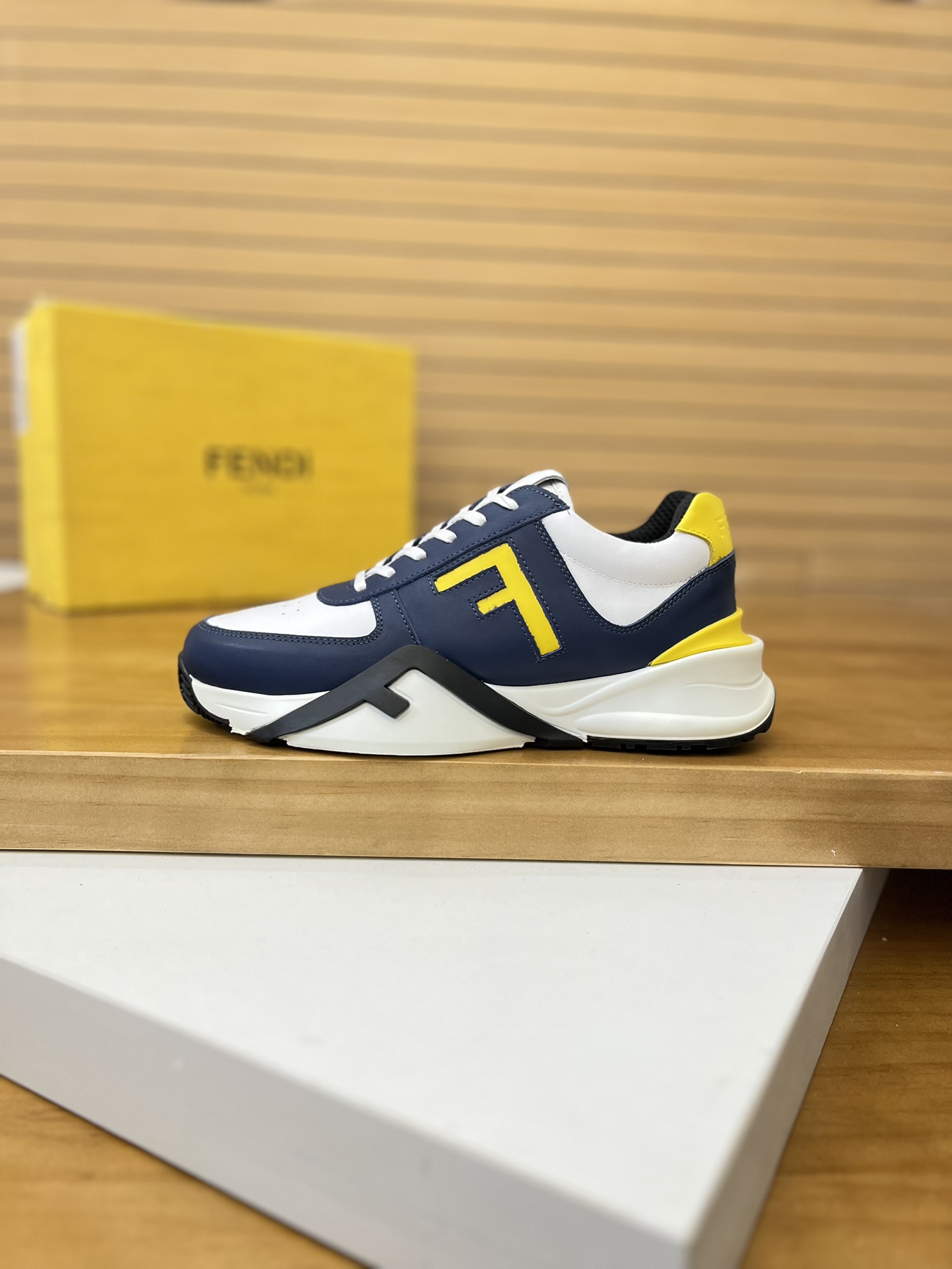 Precio de venta: P230 Marca: Fendi* Zapatillas deportivas de caña baja Talla: 39-44 (se puede person