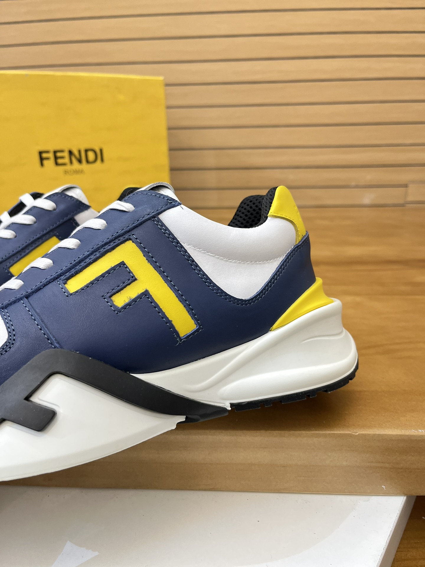 Precio de venta: P230 Marca: Fendi* Zapatillas deportivas de caña baja Talla: 39-44 (se puede person