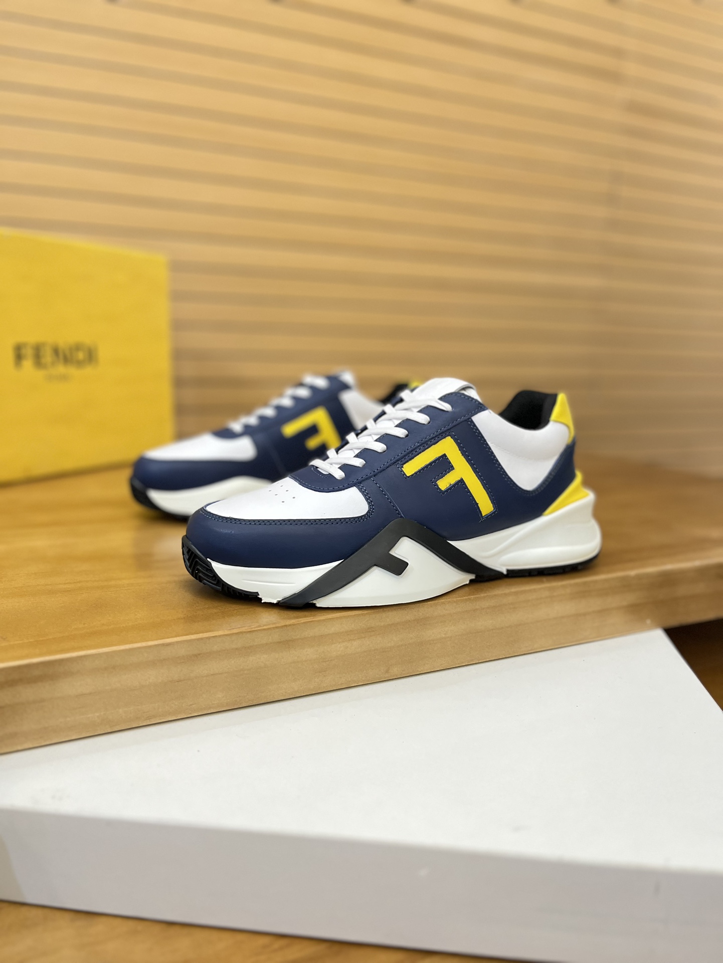 Precio de venta: P230 Marca: Fendi* Zapatillas deportivas de caña baja Talla: 39-44 (se puede person