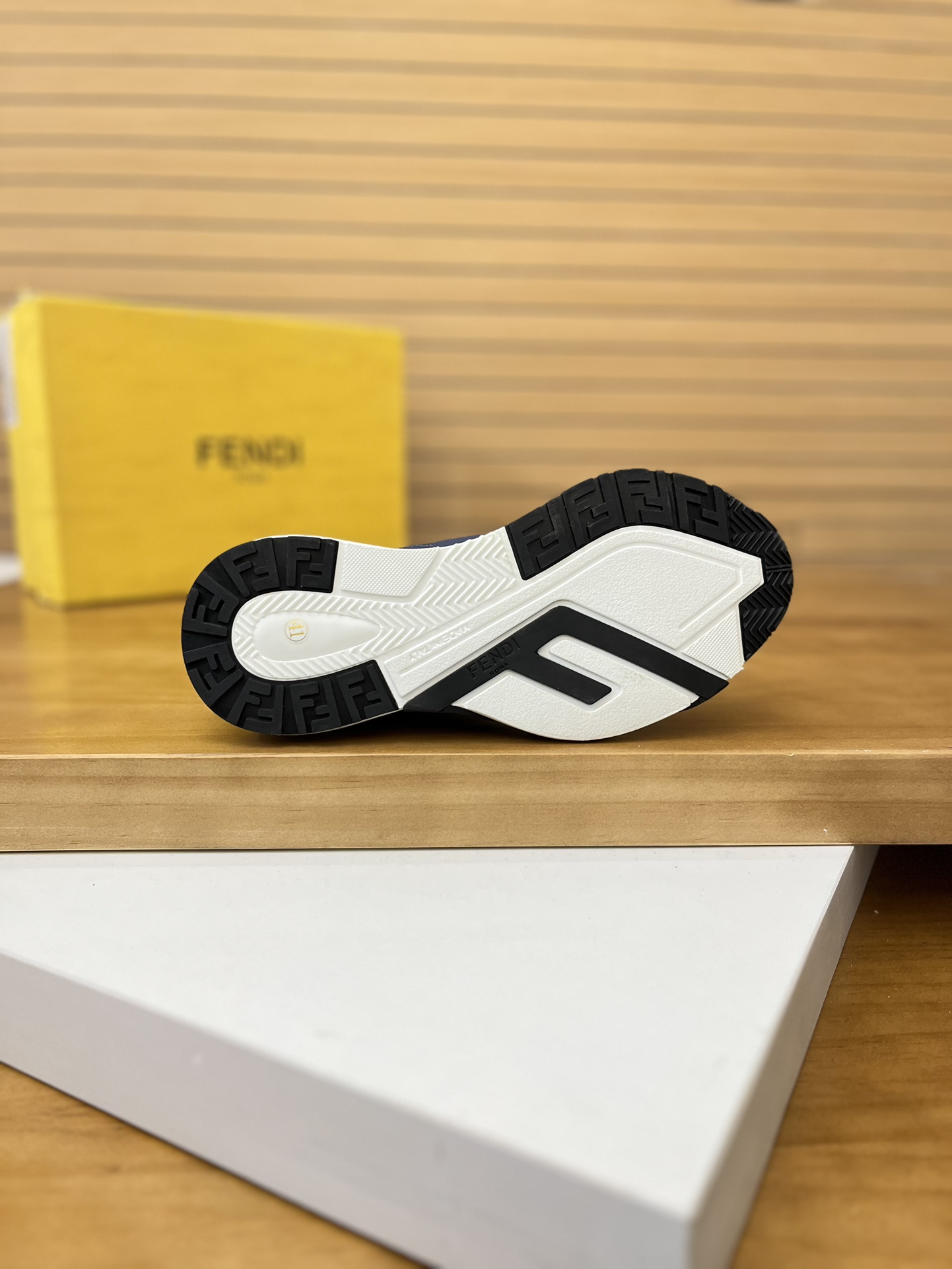 Precio de venta: P230 Marca: Fendi* Zapatillas deportivas de caña baja Talla: 39-44 (se puede person