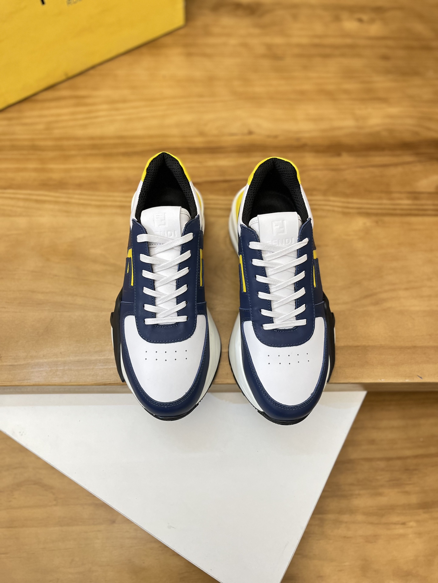Precio de venta: P230 Marca: Fendi* Zapatillas deportivas de caña baja Talla: 39-44 (se puede person