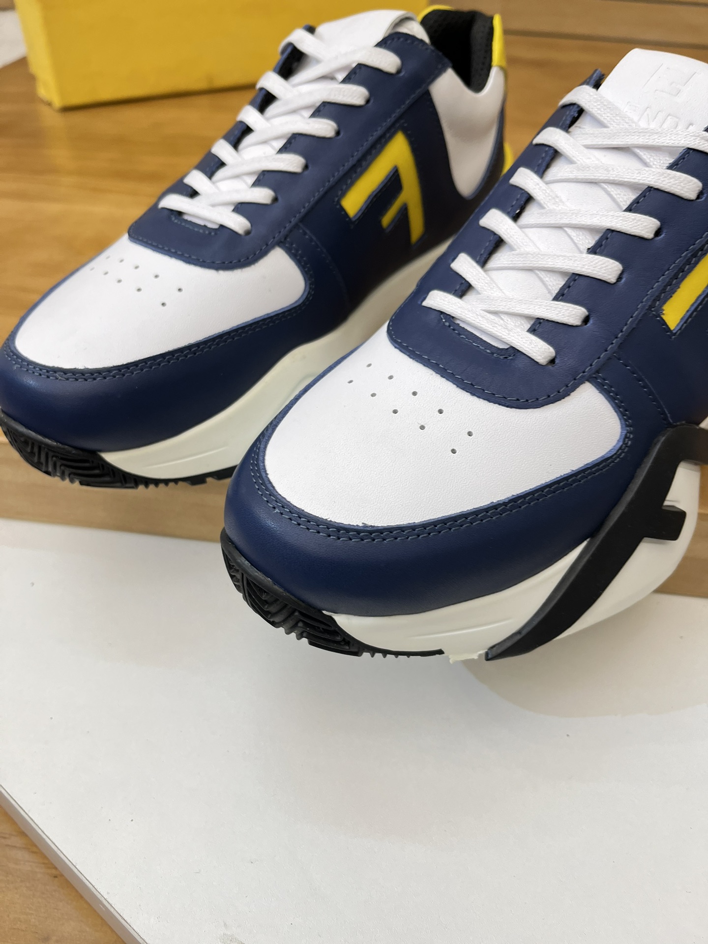 Precio de venta: P230 Marca: Fendi* Zapatillas deportivas de caña baja Talla: 39-44 (se puede person