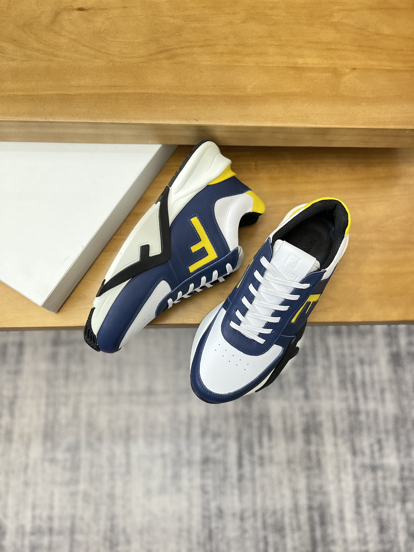 Precio de venta: P230 Marca: Fendi* Zapatillas deportivas de caña baja Talla: 39-44 (se puede person