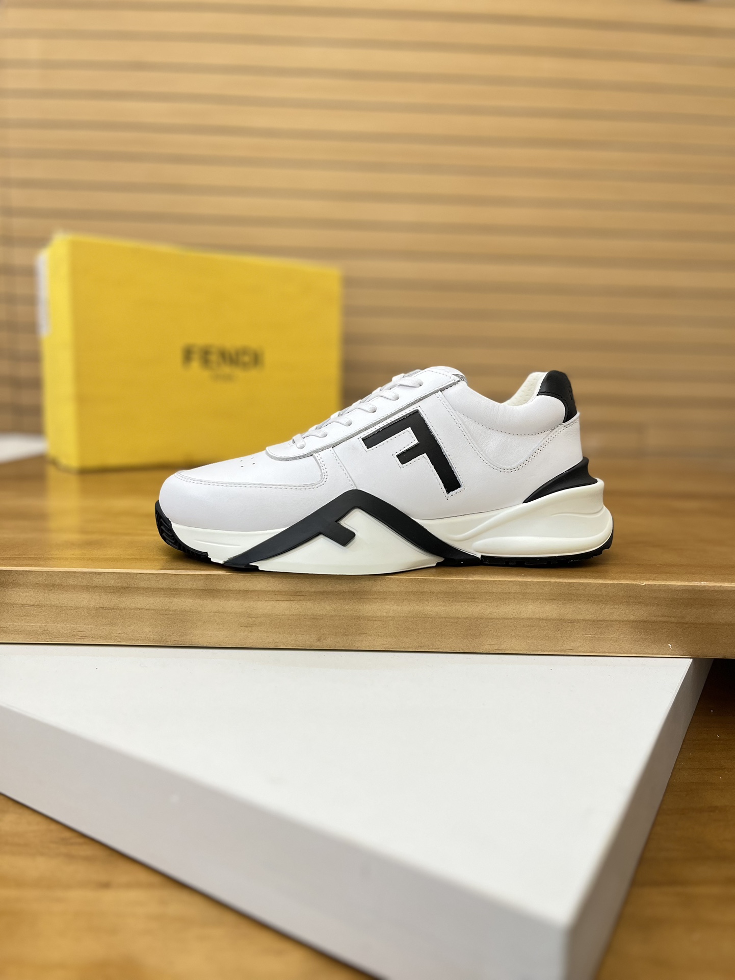 Precio de venta: P230 Marca: Fendi* Zapatillas deportivas de caña baja Talla: 39-44 (se puede person