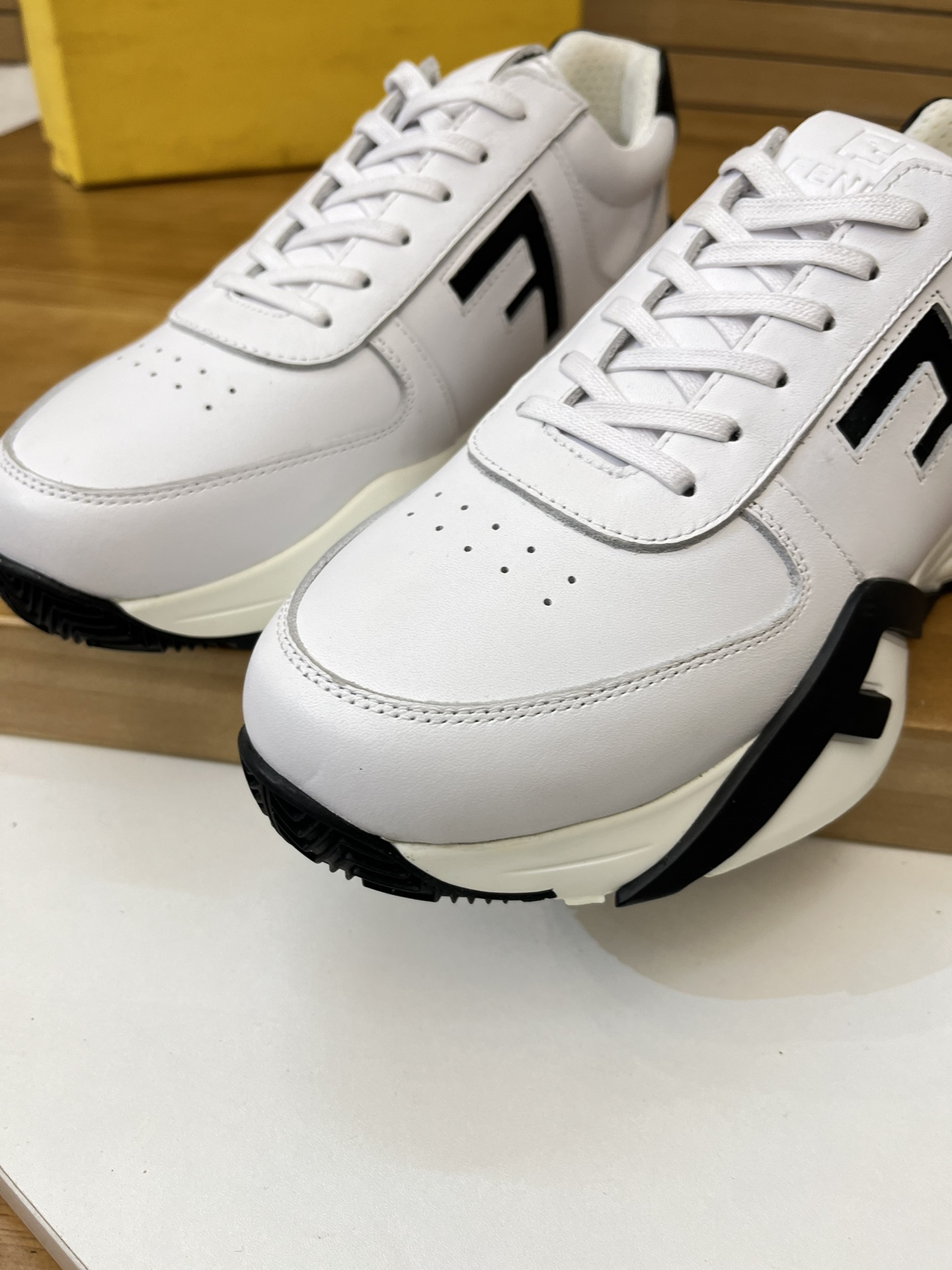 Precio de venta: P230 Marca: Fendi* Zapatillas deportivas de caña baja Talla: 39-44 (se puede person