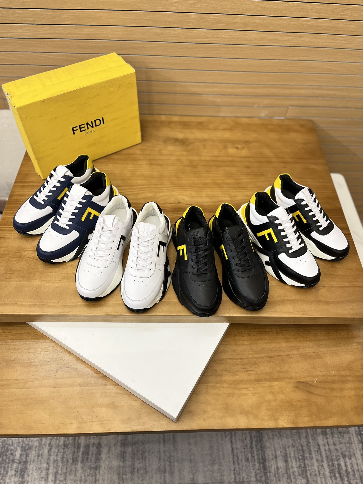 Precio de venta: P230 Marca: Fendi* Zapatillas deportivas de caña baja Talla: 39-44 (se puede person