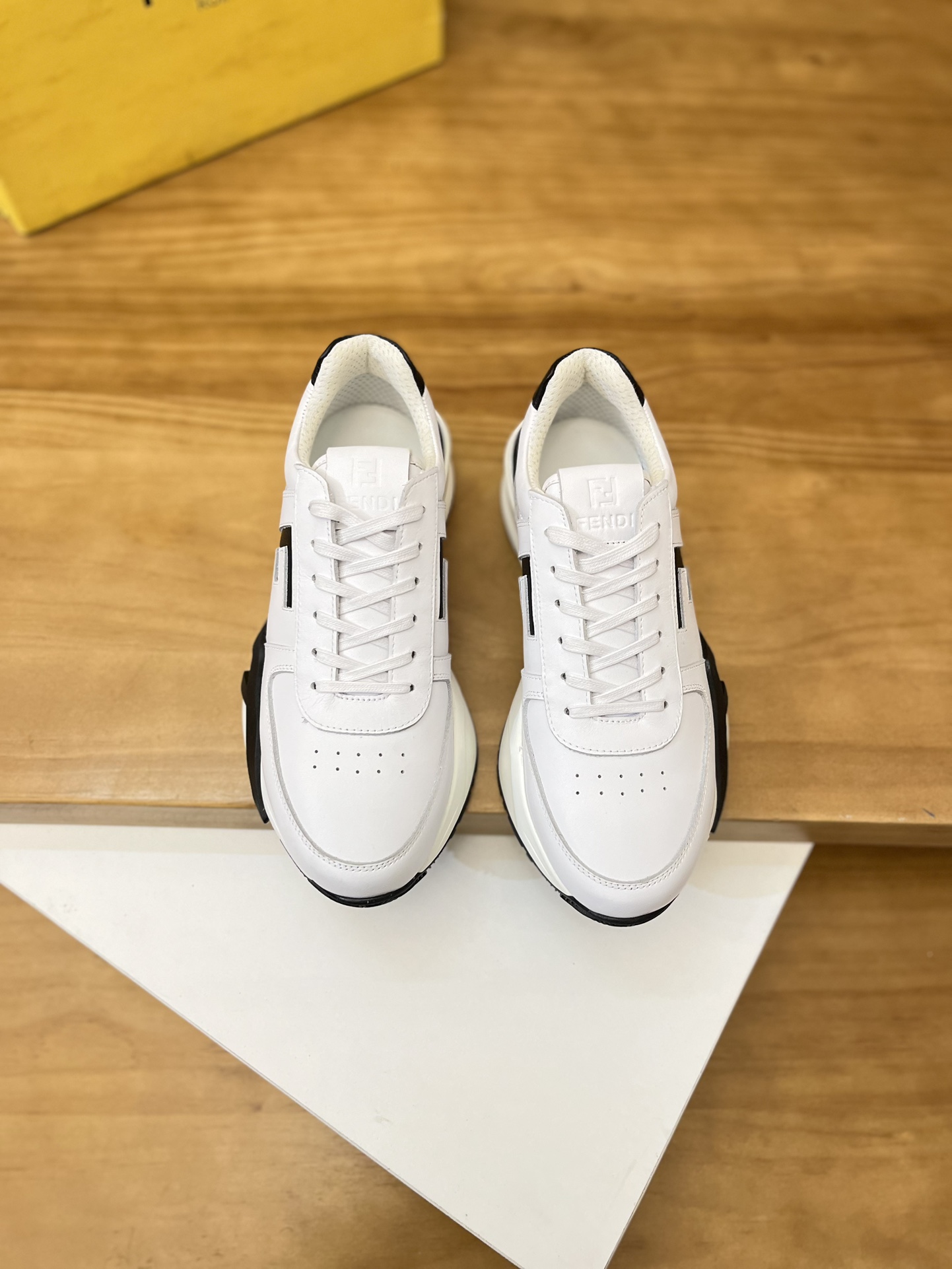 Precio de venta: P230 Marca: Fendi* Zapatillas deportivas de caña baja Talla: 39-44 (se puede person