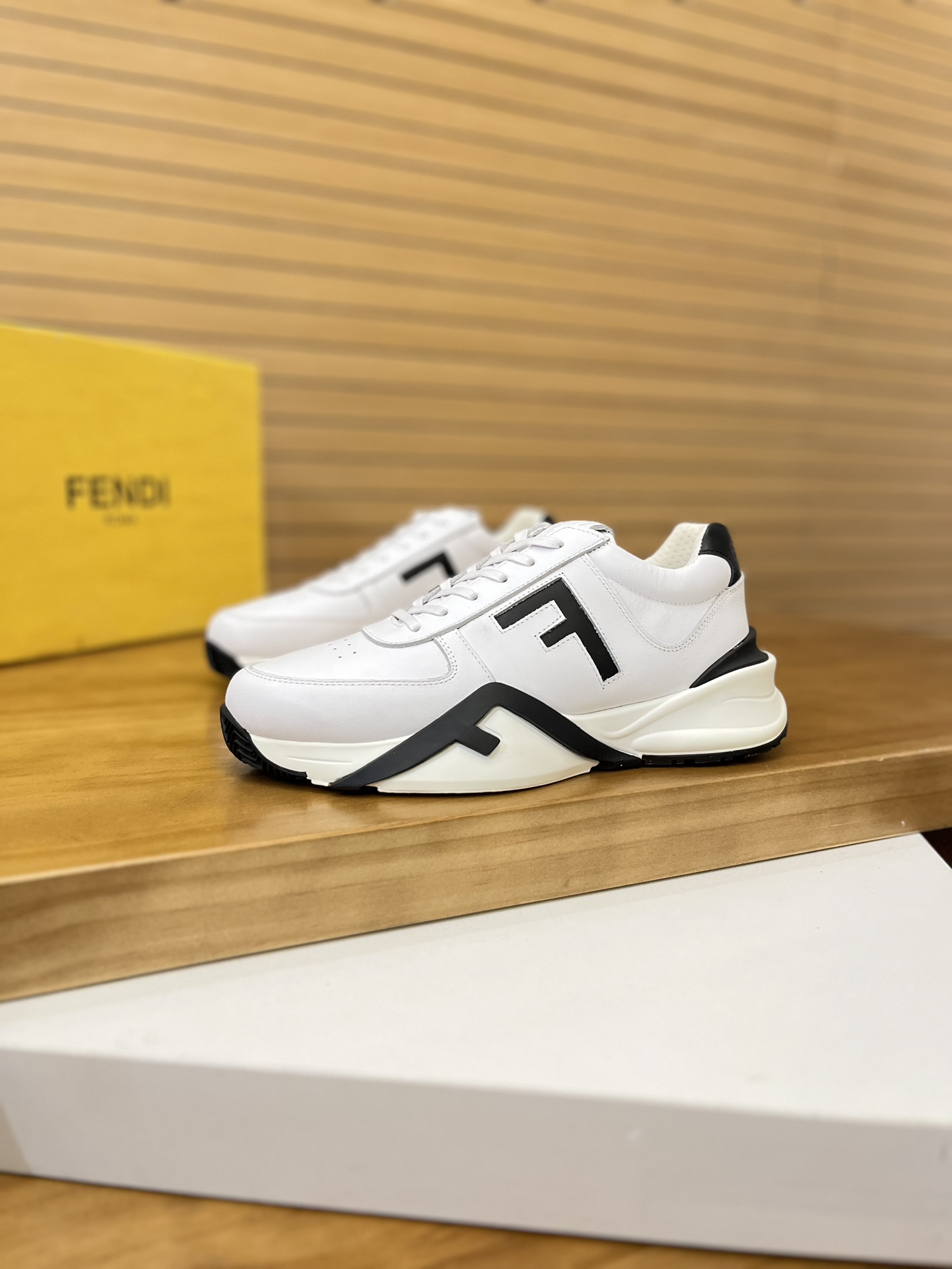 Precio de venta: P230 Marca: Fendi* Zapatillas deportivas de caña baja Talla: 39-44 (se puede person
