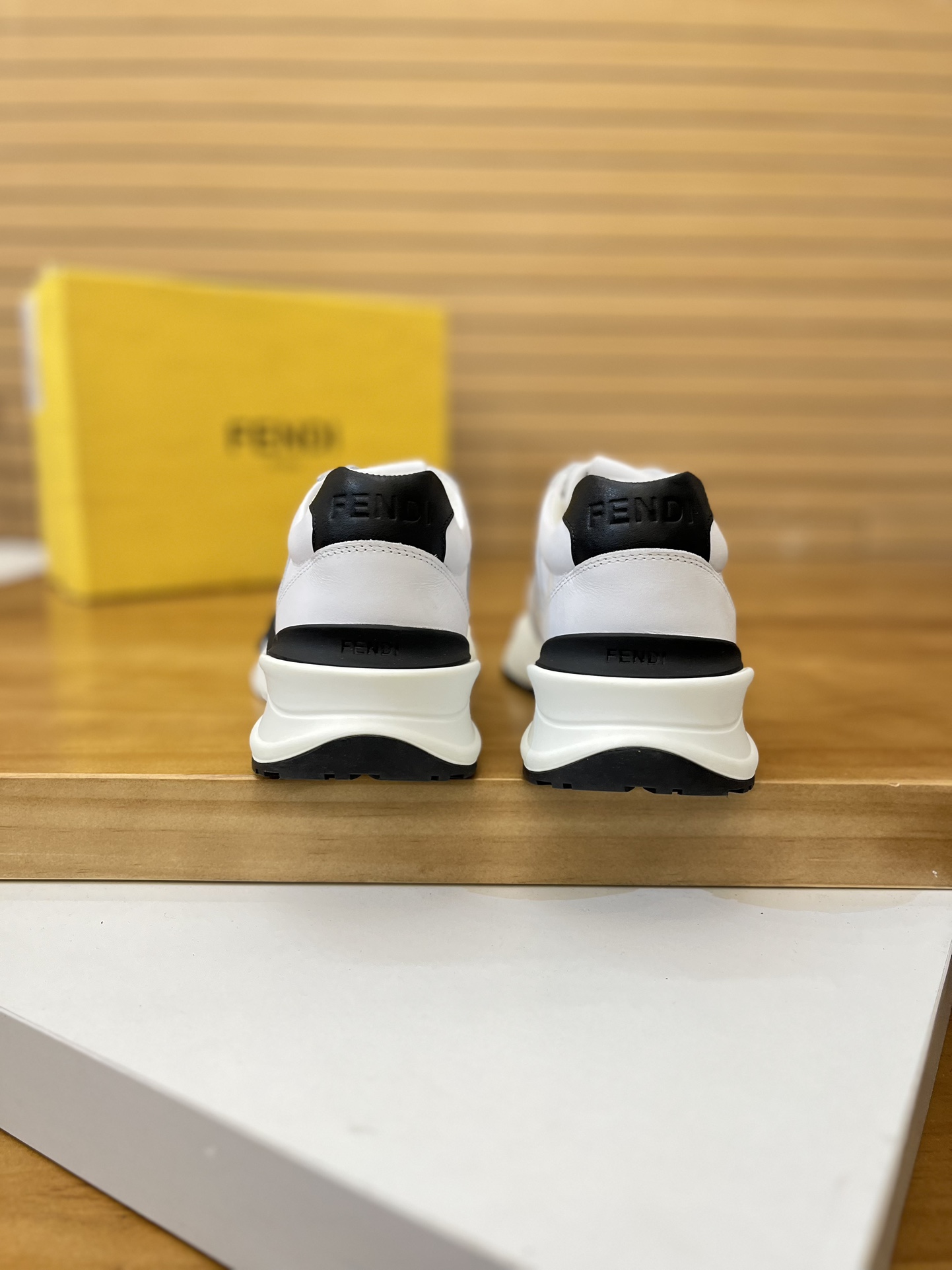 Precio de venta: P230 Marca: Fendi* Zapatillas deportivas de caña baja Talla: 39-44 (se puede person
