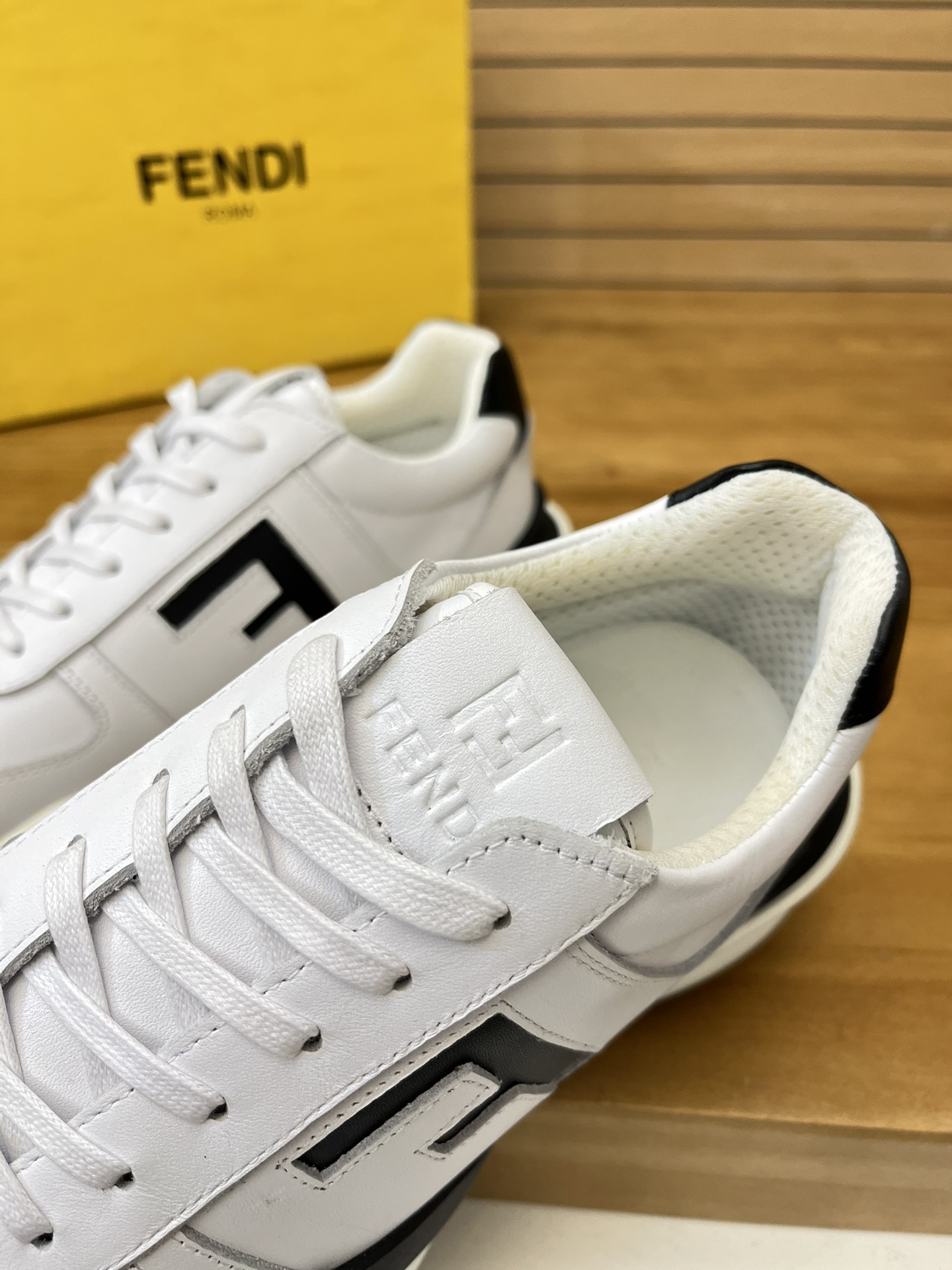 Precio de venta: P230 Marca: Fendi* Zapatillas deportivas de caña baja Talla: 39-44 (se puede person