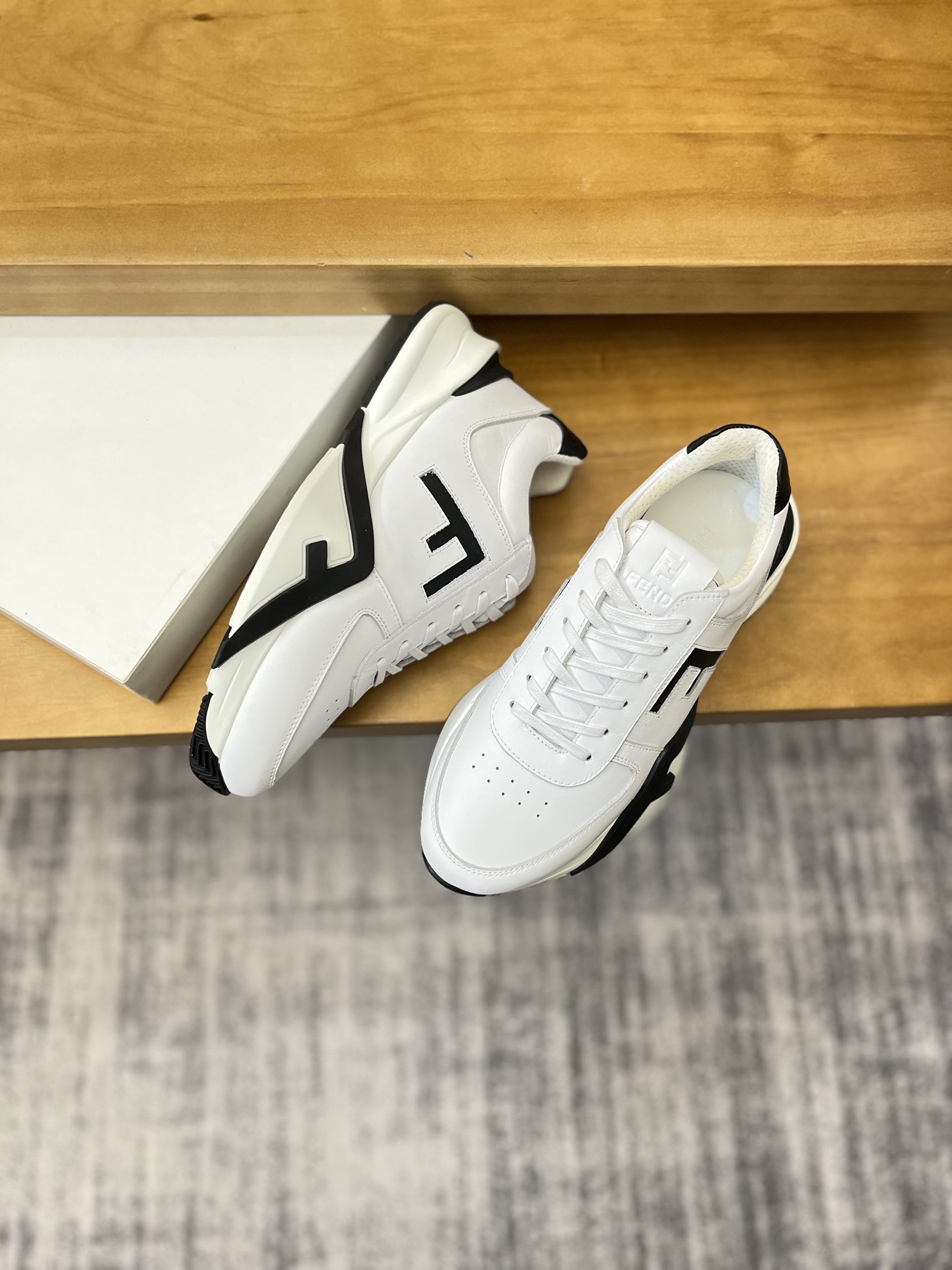 Precio de venta: P230 Marca: Fendi* Zapatillas deportivas de caña baja Talla: 39-44 (se puede person