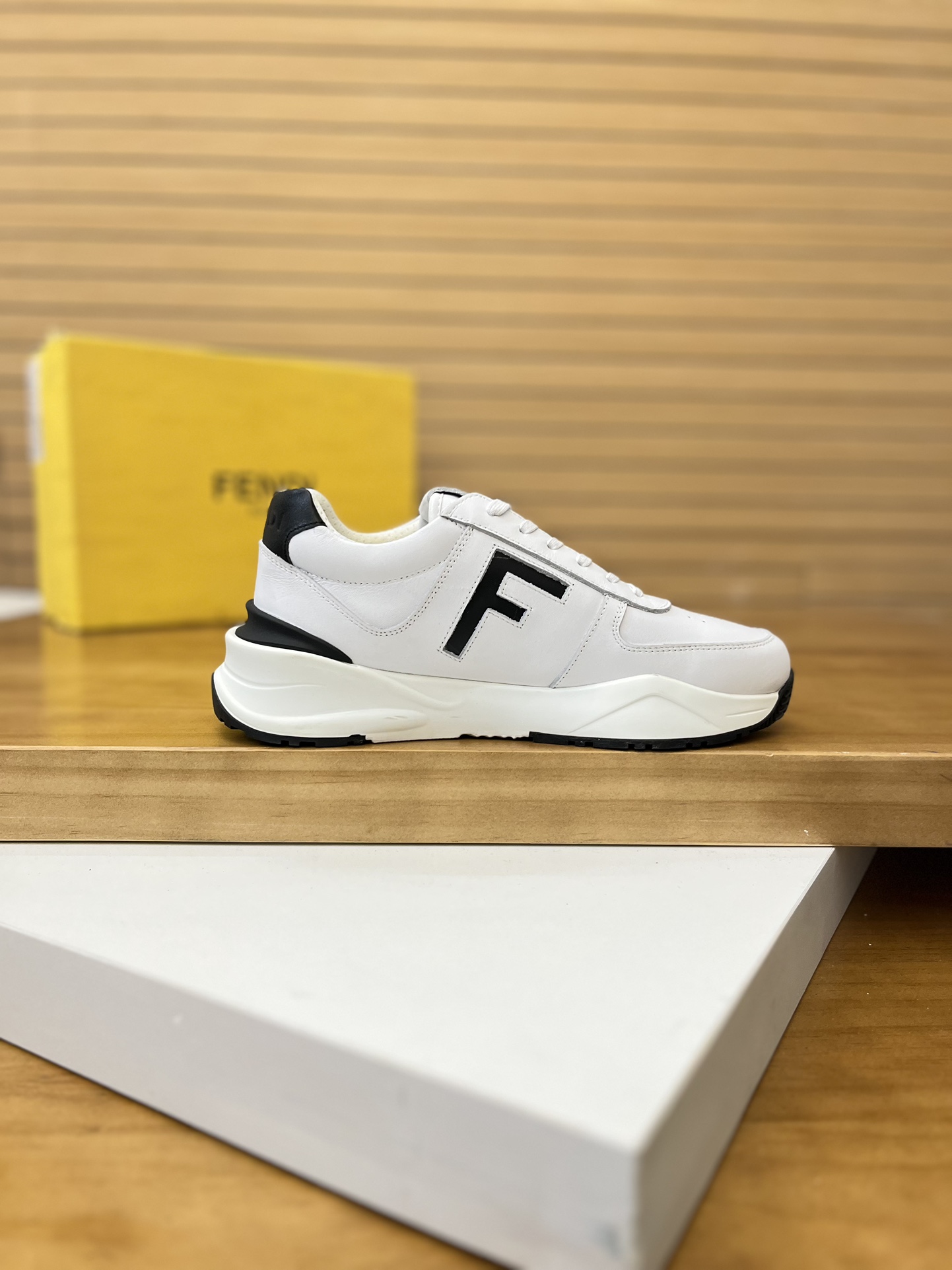 Precio de venta: P230 Marca: Fendi* Zapatillas deportivas de caña baja Talla: 39-44 (se puede person