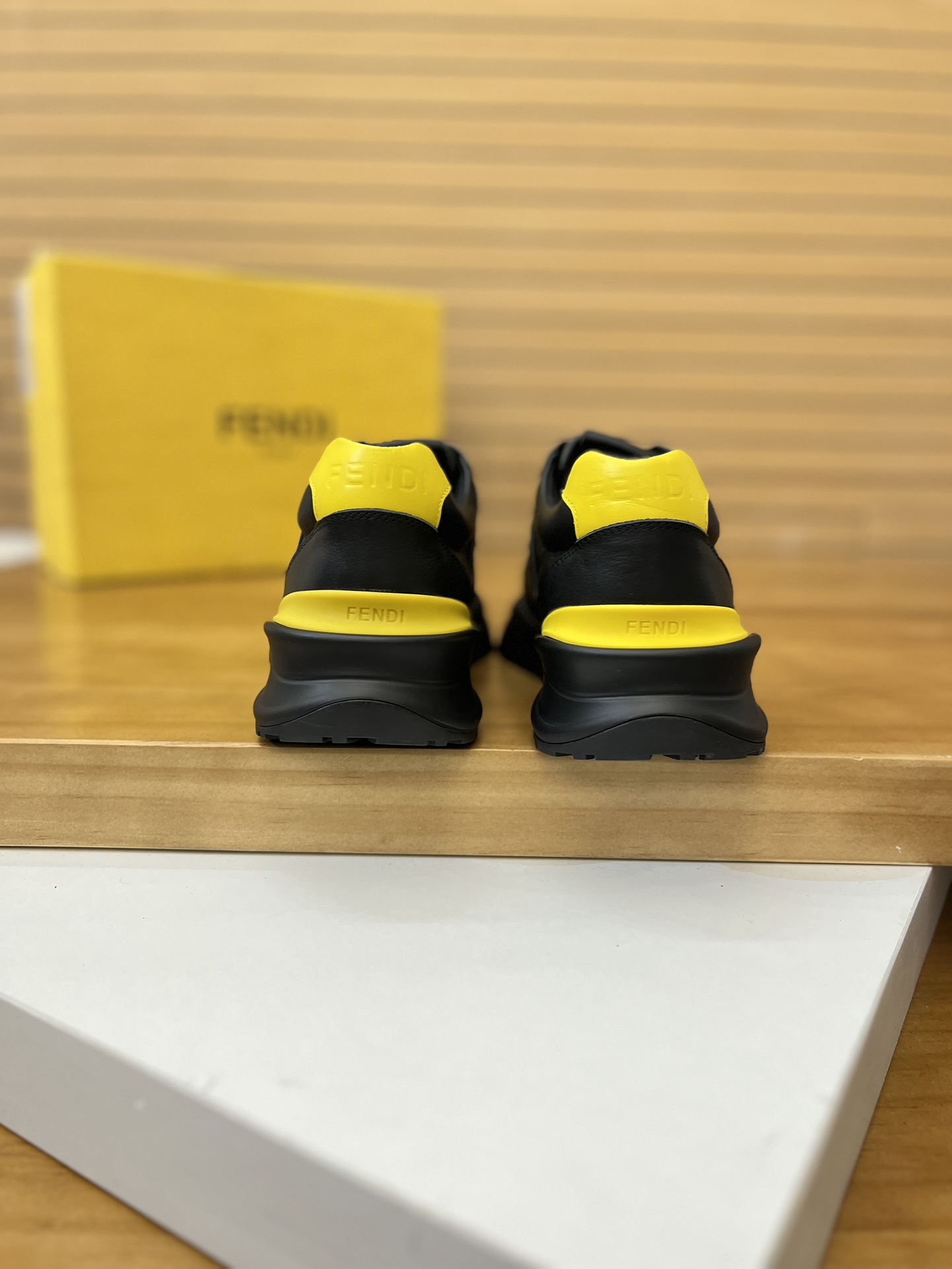 Precio de venta: P230 Marca: Fendi* Zapatillas deportivas de caña baja Talla: 39-44 (se puede person