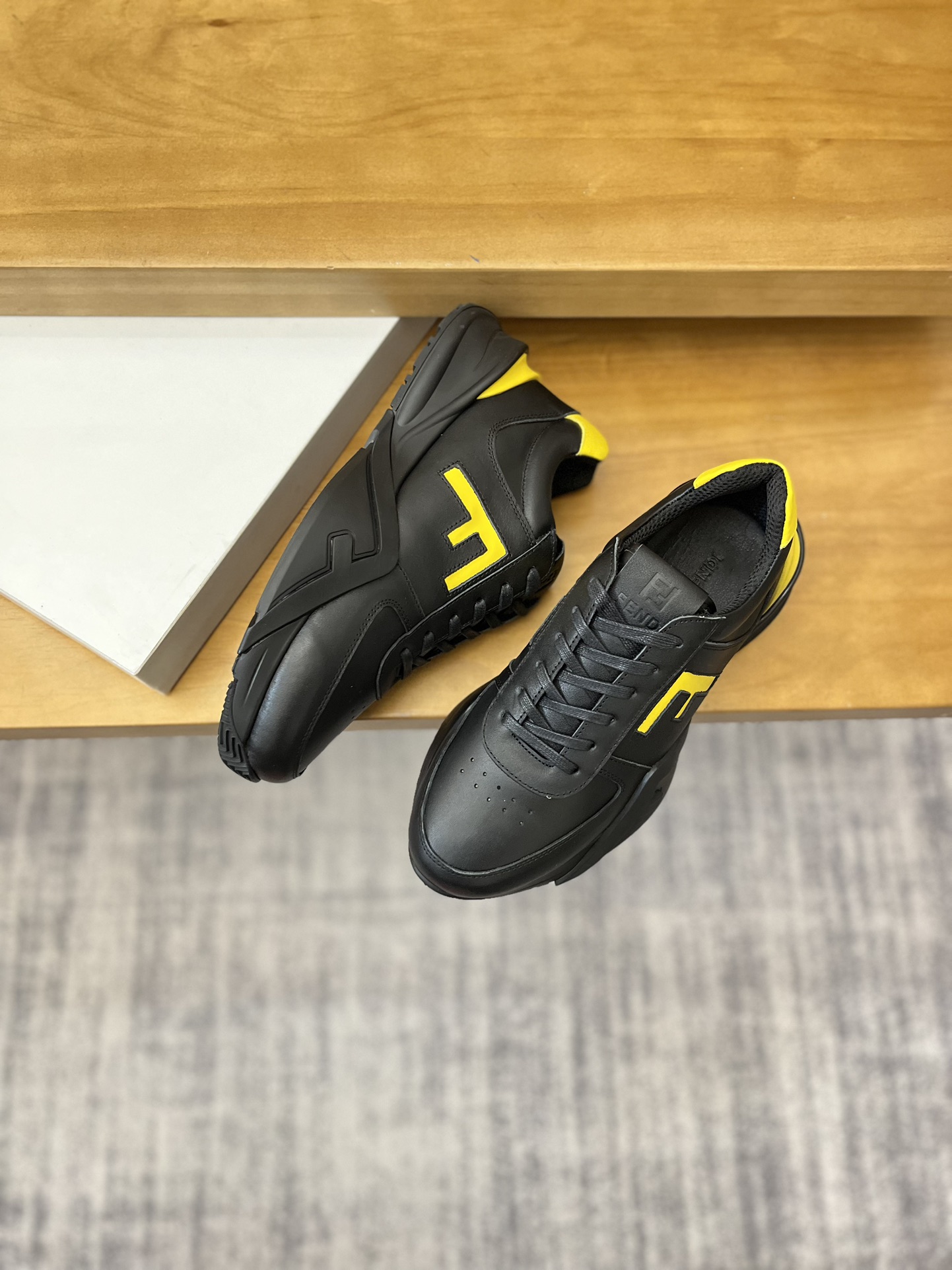 Precio de venta: P230 Marca: Fendi* Zapatillas deportivas de caña baja Talla: 39-44 (se puede person