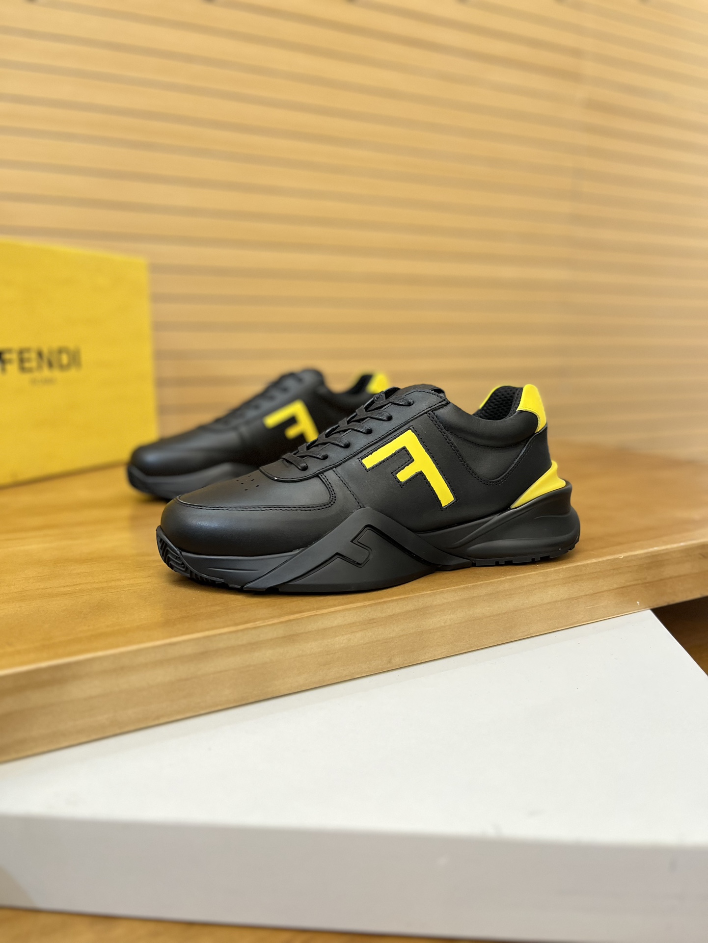 Precio de venta: P230 Marca: Fendi* Zapatillas deportivas de caña baja Talla: 39-44 (se puede person
