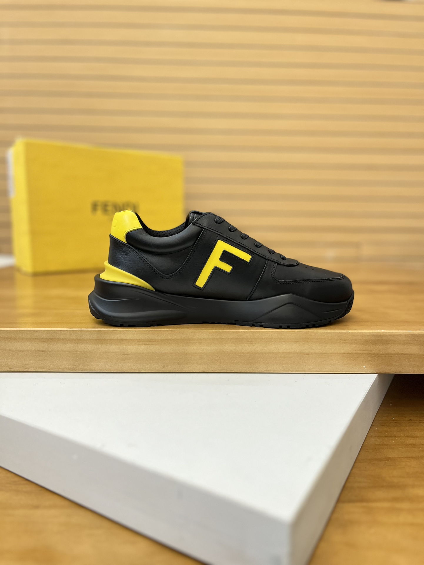 Precio de venta: P230 Marca: Fendi* Zapatillas deportivas de caña baja Talla: 39-44 (se puede person
