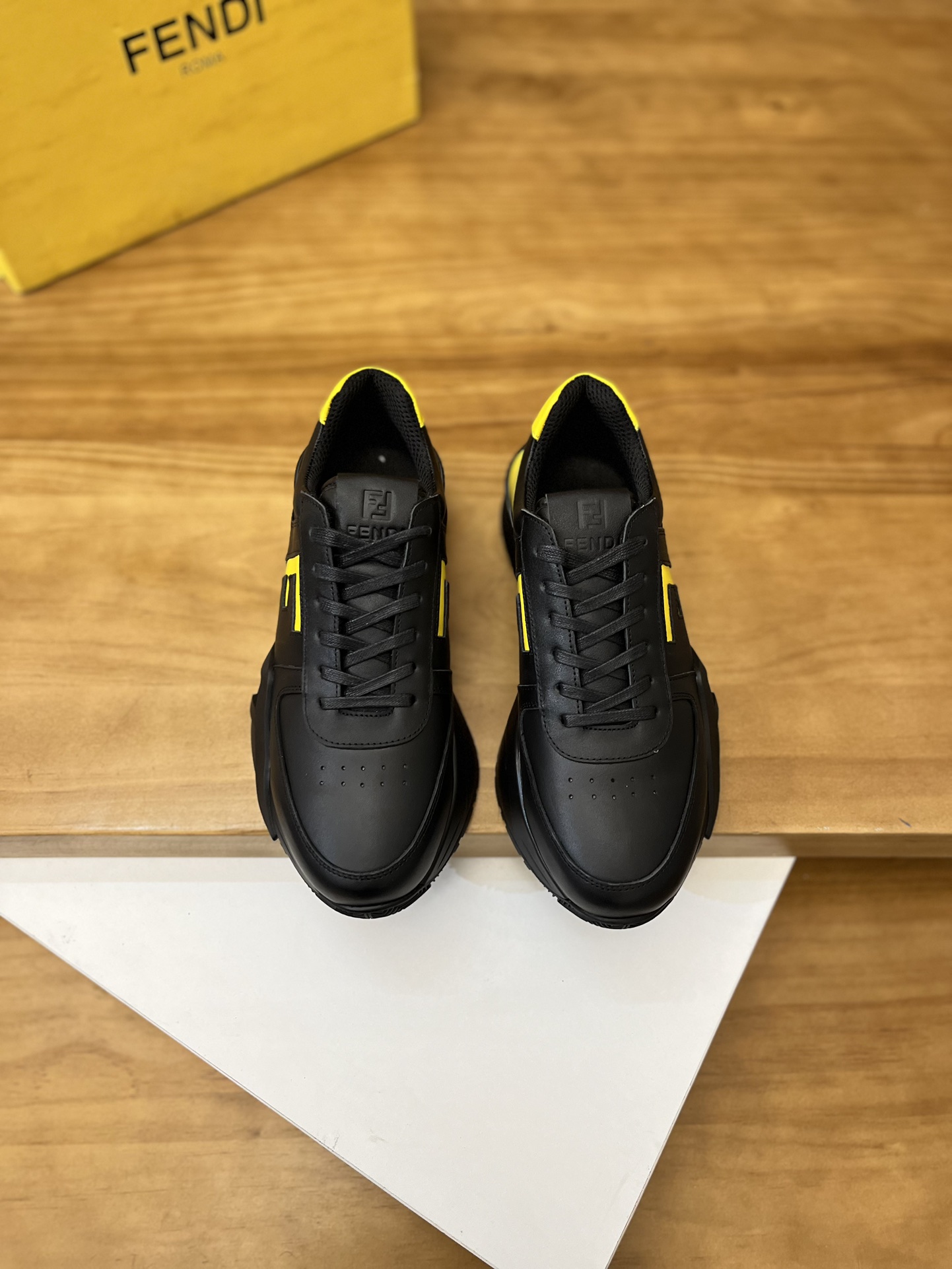 Precio de venta: P230 Marca: Fendi* Zapatillas deportivas de caña baja Talla: 39-44 (se puede person
