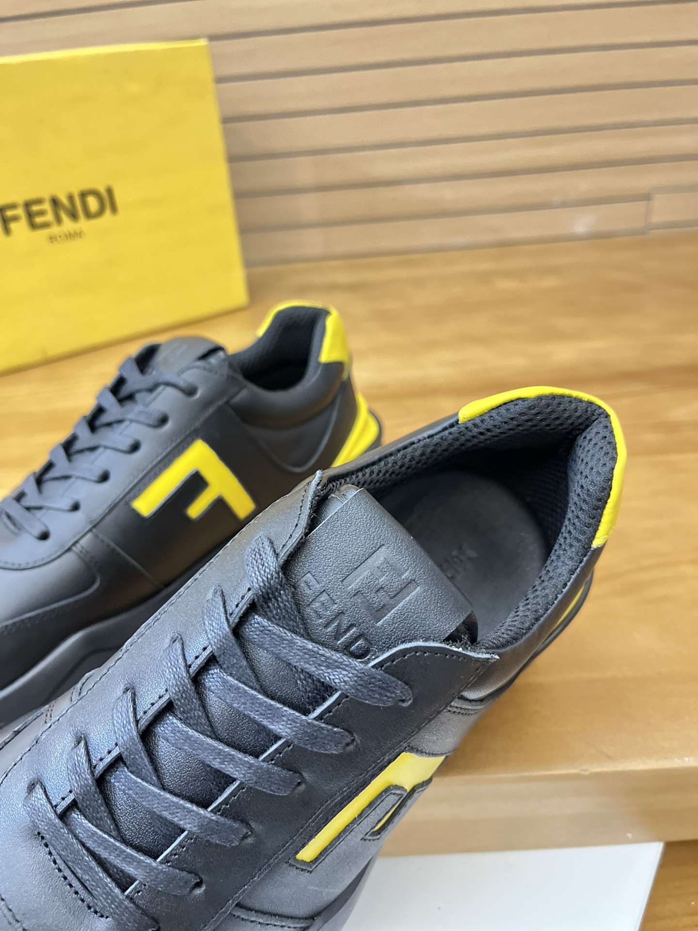 Precio de venta: P230 Marca: Fendi* Zapatillas deportivas de caña baja Talla: 39-44 (se puede person