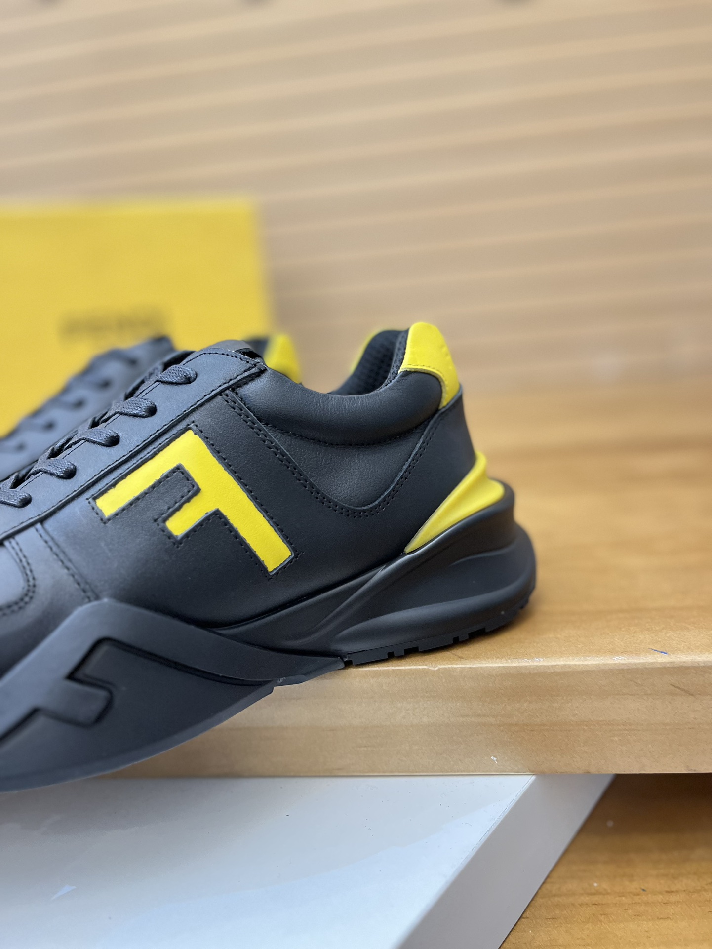 Precio de venta: P230 Marca: Fendi* Zapatillas deportivas de caña baja Talla: 39-44 (se puede person