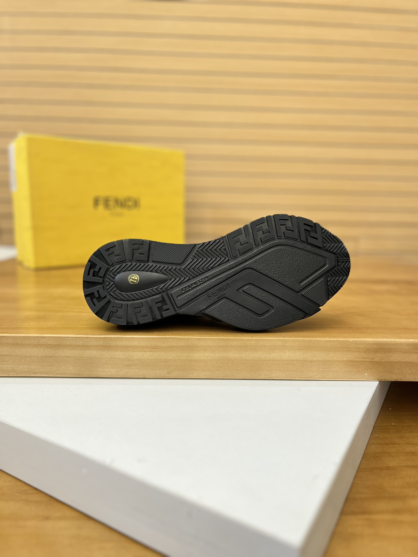 Precio de venta: P230 Marca: Fendi* Zapatillas deportivas de caña baja Talla: 39-44 (se puede person