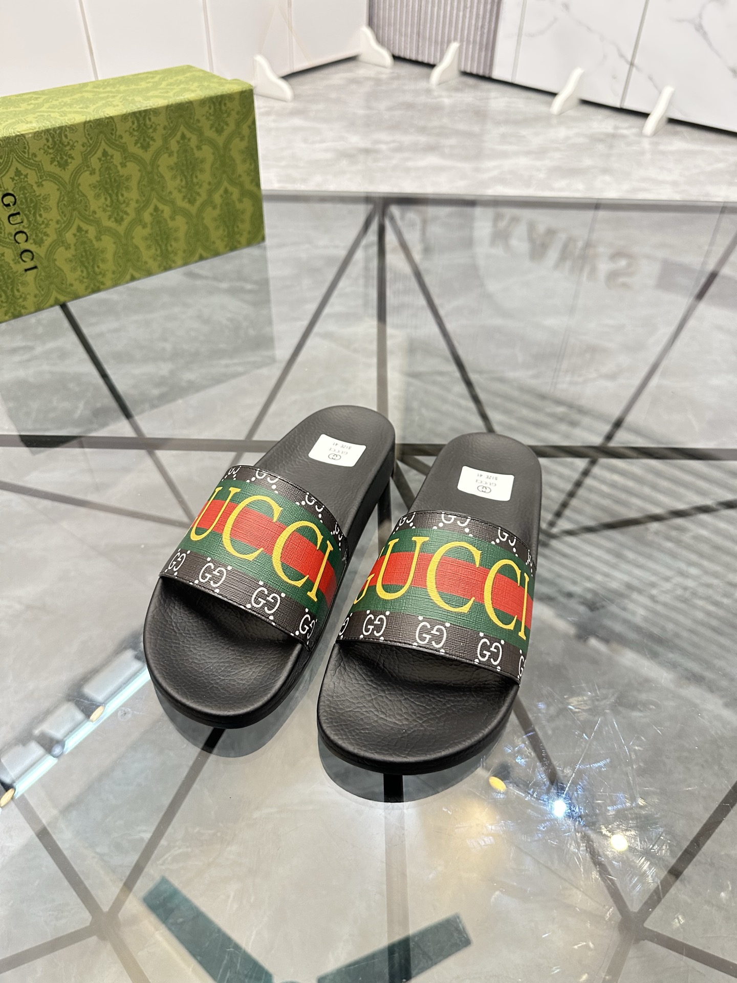 Precio de venta: P80 Marca: Gucci* zapatillasTalla: 35-47(se pueden personalizar 35.36.46.47)Materia