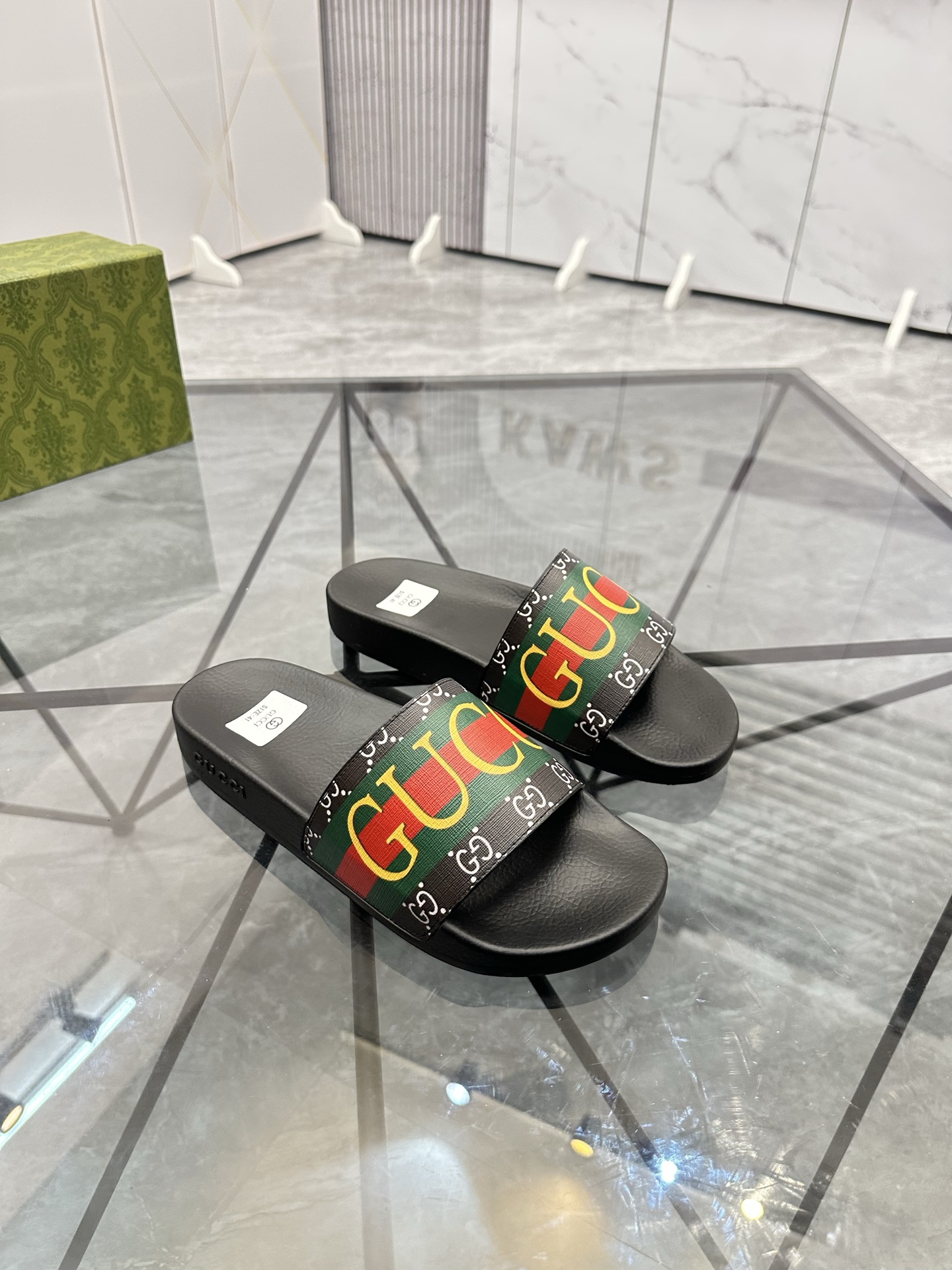 Precio de venta: P80 Marca: Gucci* zapatillasTalla: 35-47(se pueden personalizar 35.36.46.47)Materia