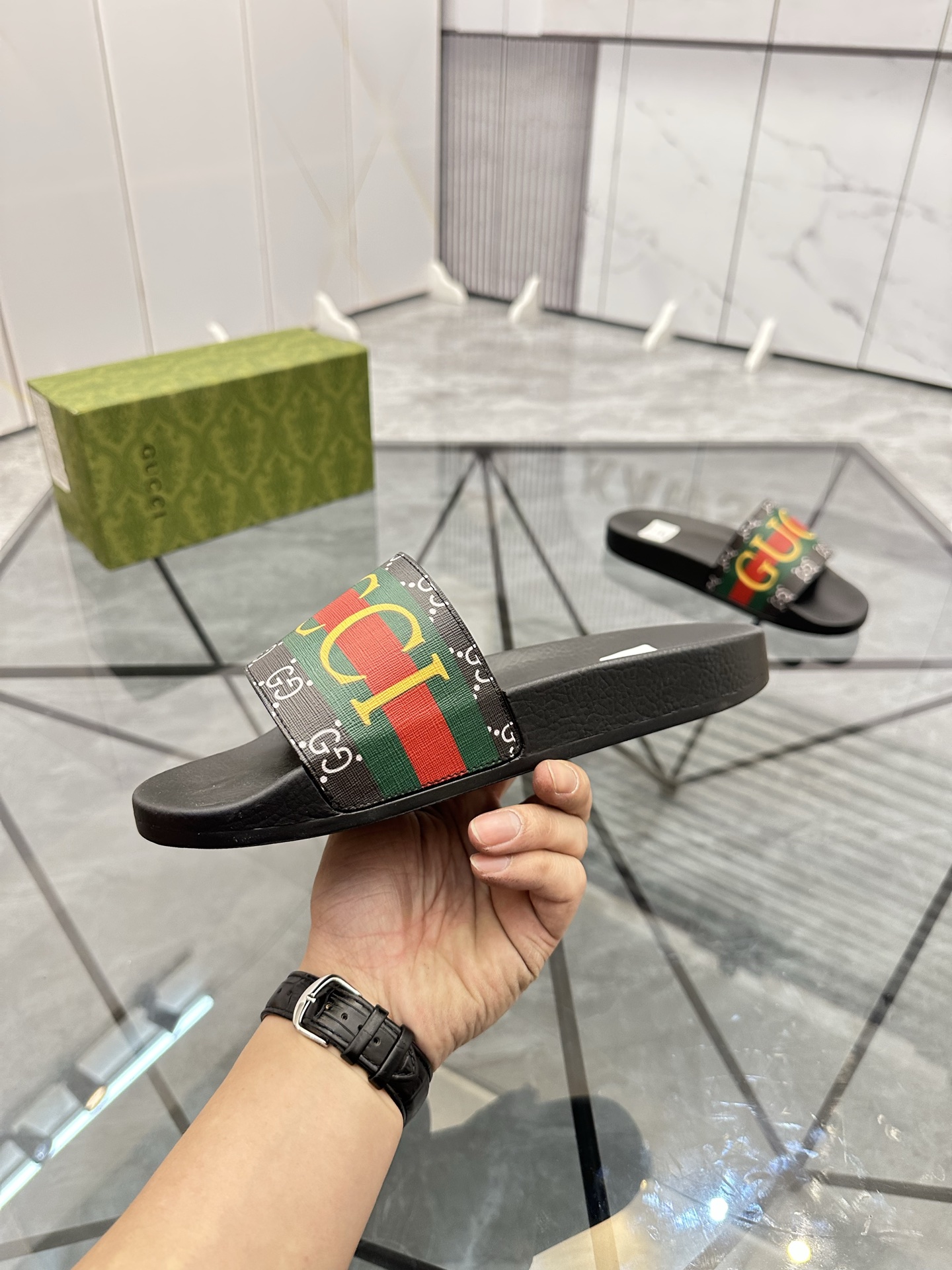 Precio de venta: P80 Marca: Gucci* zapatillasTalla: 35-47(se pueden personalizar 35.36.46.47)Materia