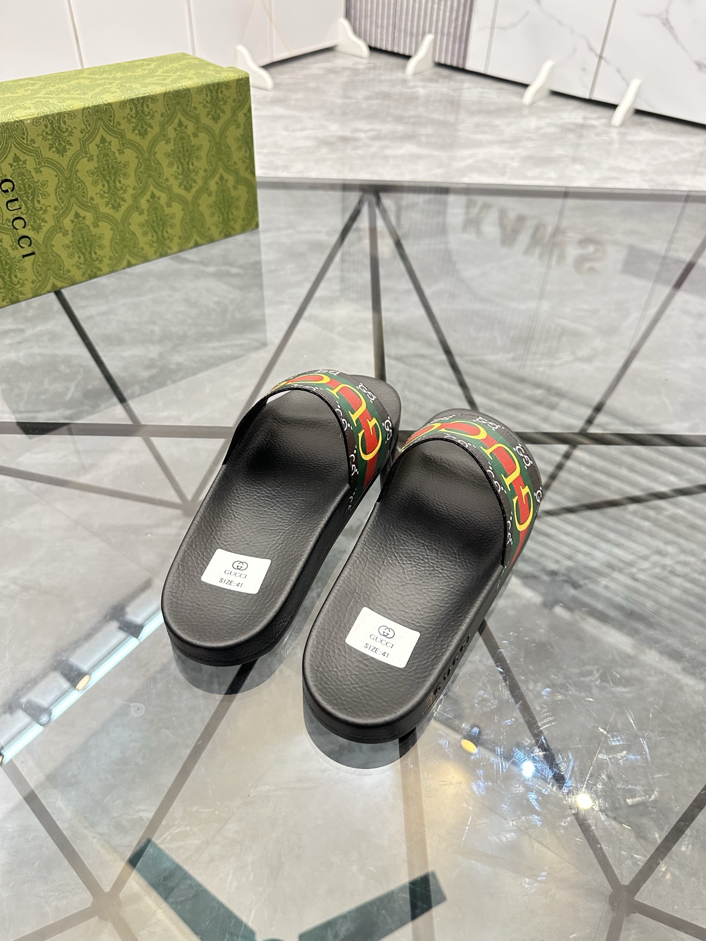 Precio de venta: P80 Marca: Gucci* zapatillasTalla: 35-47(se pueden personalizar 35.36.46.47)Materia