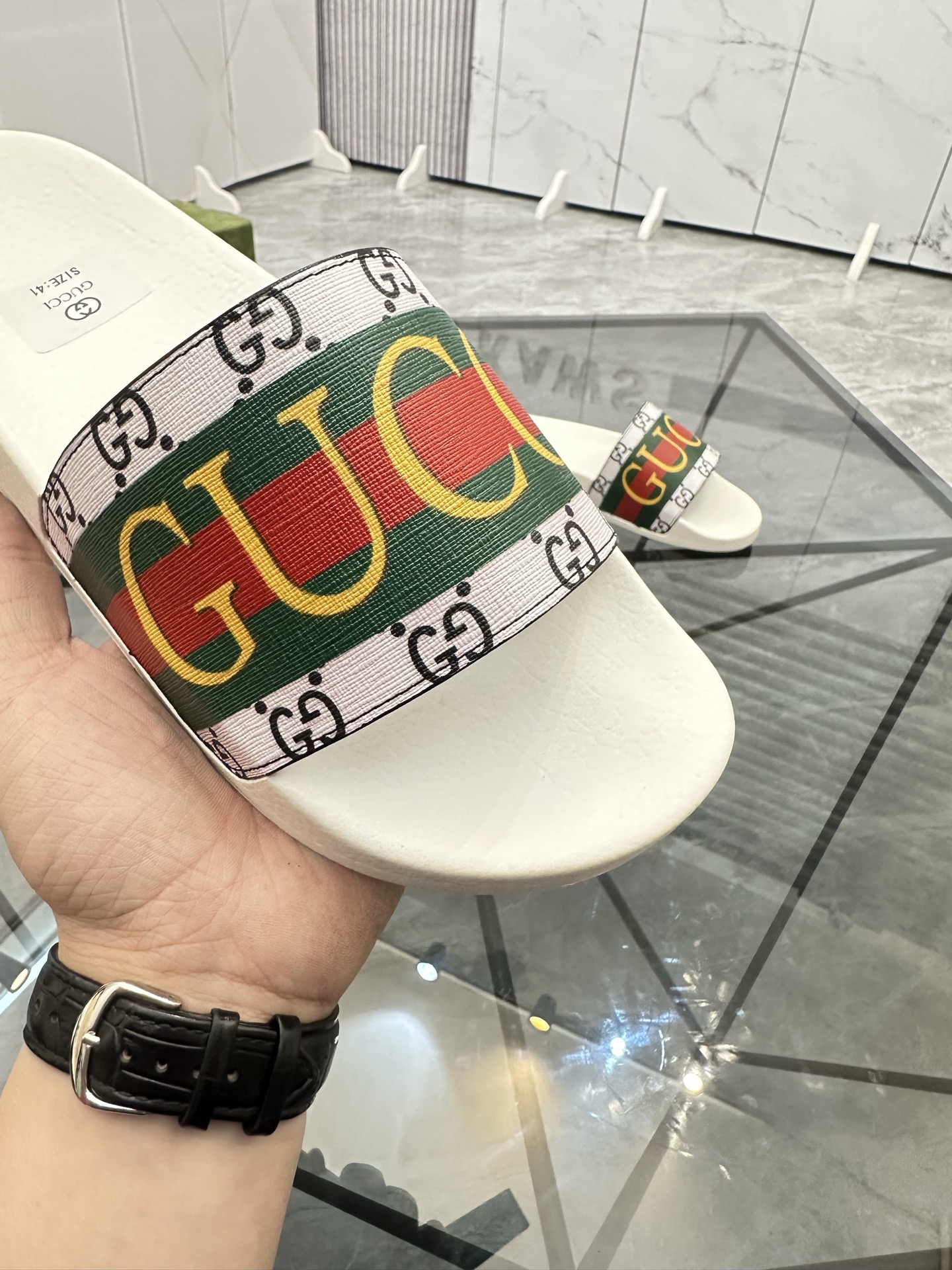 Precio de venta: P80 Marca: Gucci* zapatillasTalla: 35-47(se pueden personalizar 35.36.46.47)Materia