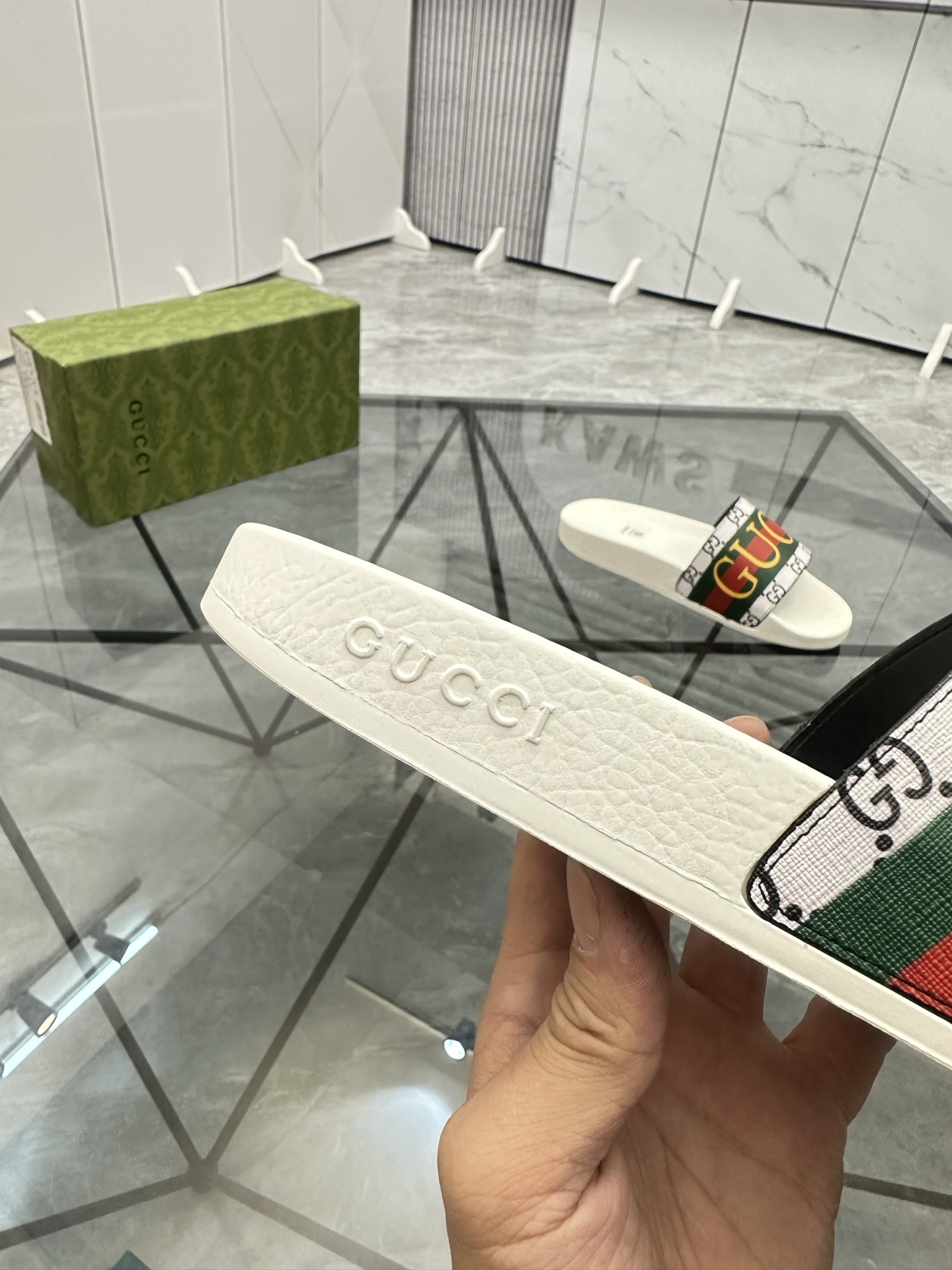 Precio de venta: P80 Marca: Gucci* zapatillasTalla: 35-47(se pueden personalizar 35.36.46.47)Materia