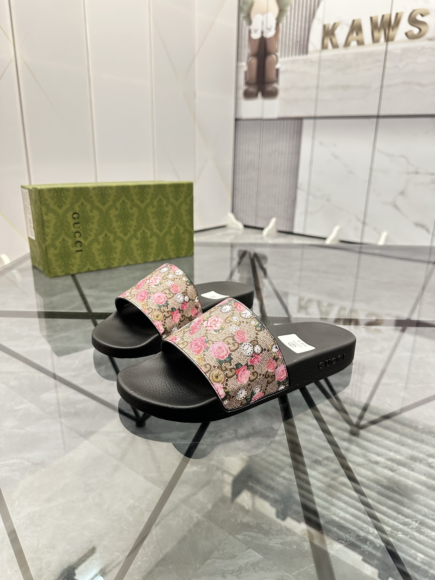 Precio de venta: P80 Marca: Gucci* zapatillasTalla: 35-47(se pueden personalizar 35.36.46.47)Materia