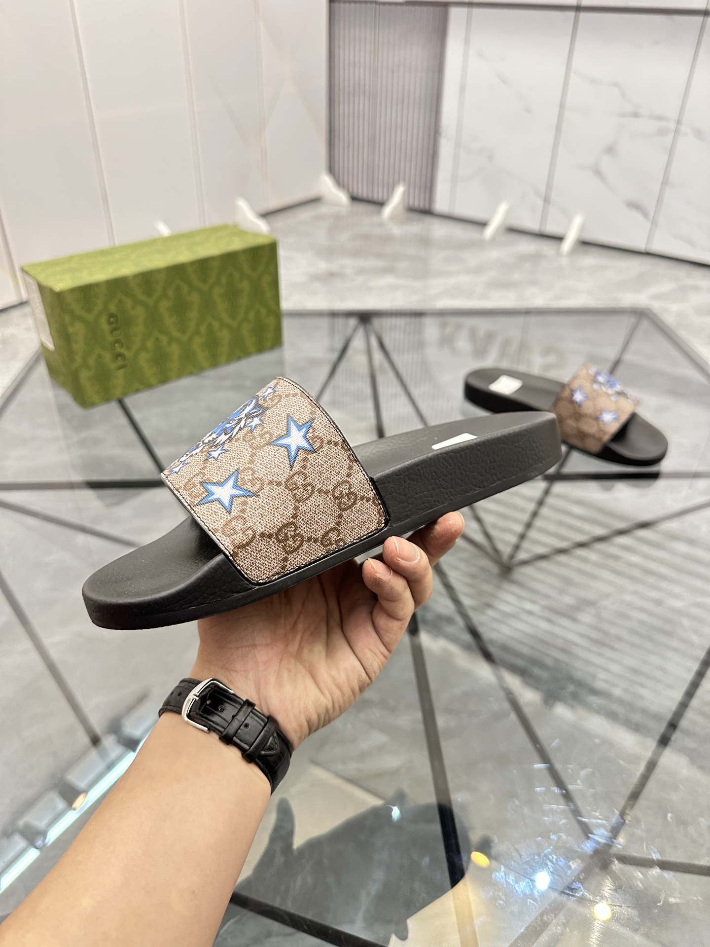 Precio de venta: P80 Marca: Gucci* zapatillasTalla: 35-47(se pueden personalizar 35.36.46.47)Materia