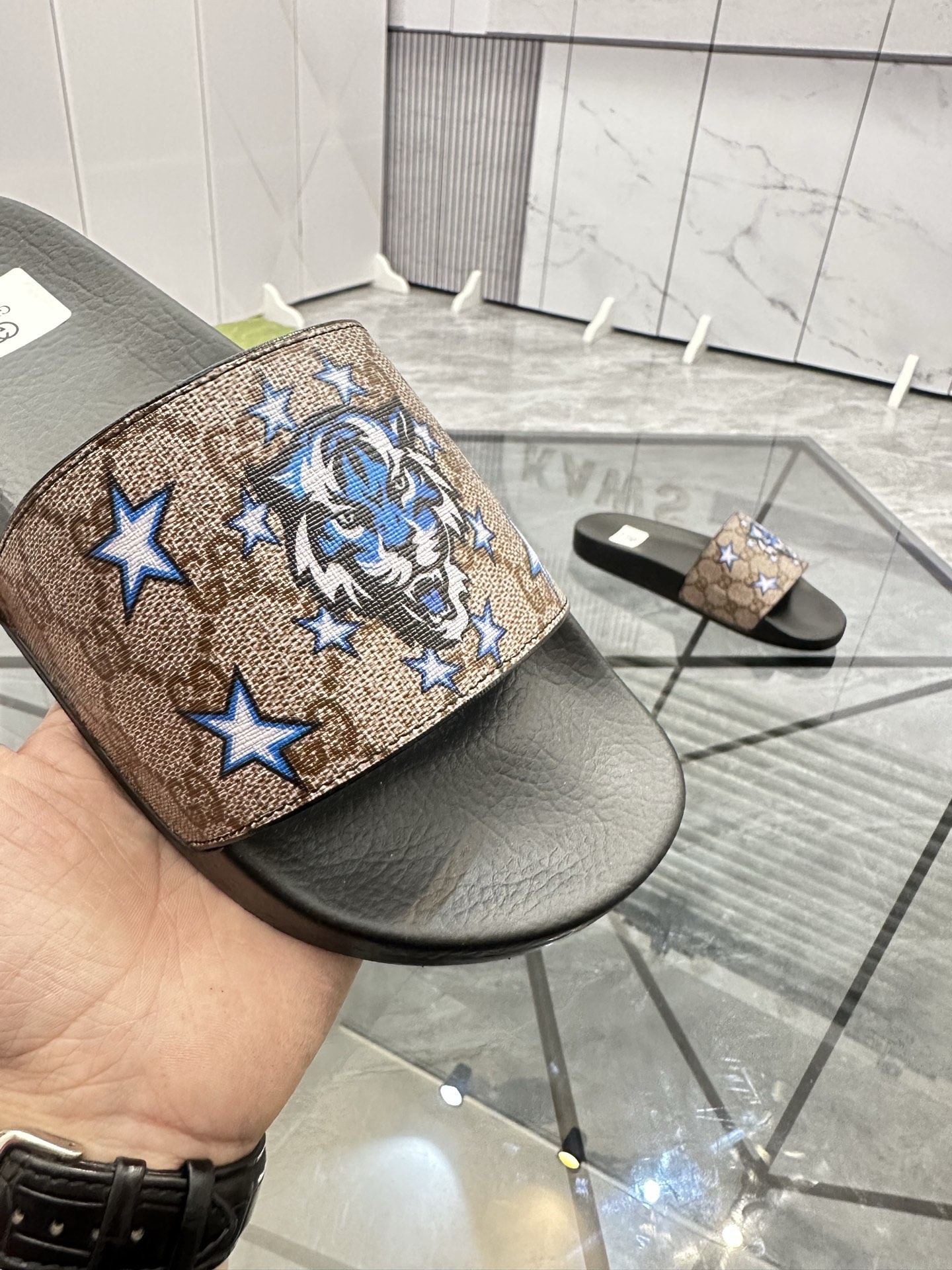 Precio de venta: P80 Marca: Gucci* zapatillasTalla: 35-47(se pueden personalizar 35.36.46.47)Materia