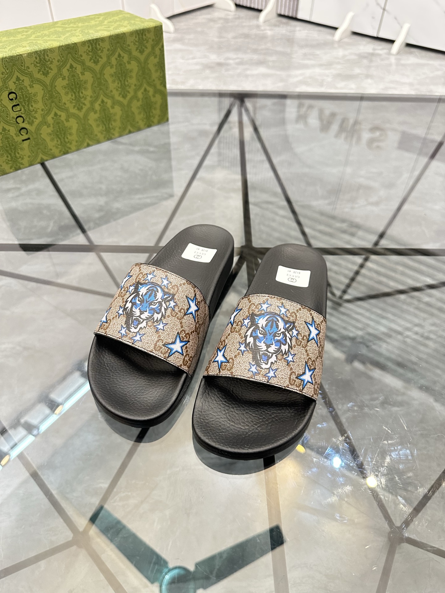Precio de venta: P80 Marca: Gucci* zapatillasTalla: 35-47(se pueden personalizar 35.36.46.47)Materia
