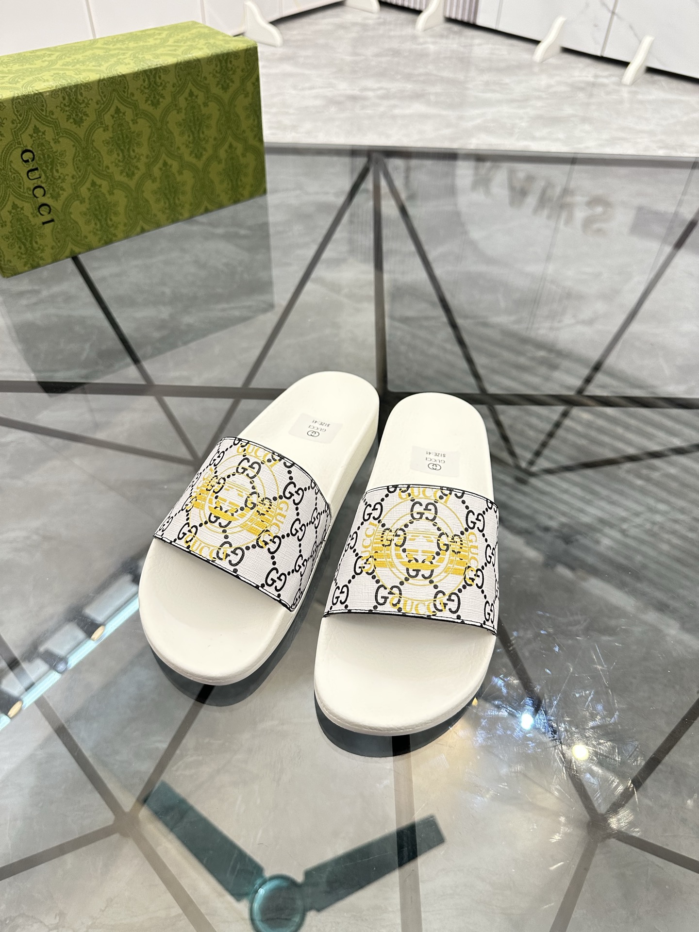 Precio de venta: P80 Marca: Gucci* zapatillasTalla: 35-47(se pueden personalizar 35.36.46.47)Materia