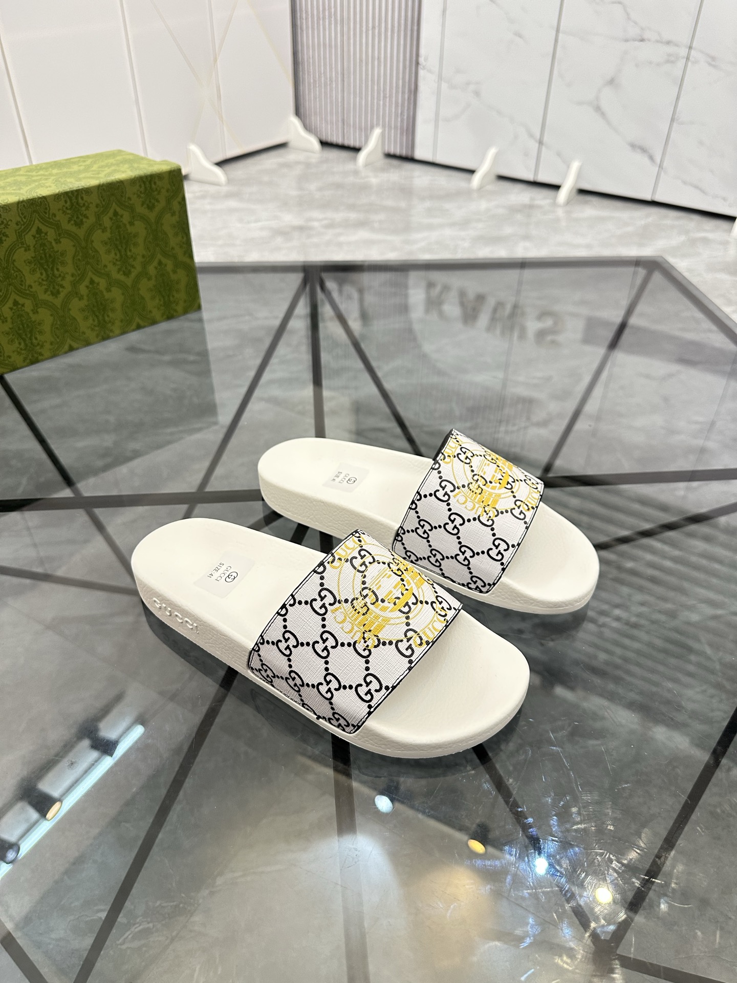 Precio de venta: P80 Marca: Gucci* zapatillasTalla: 35-47(se pueden personalizar 35.36.46.47)Materia