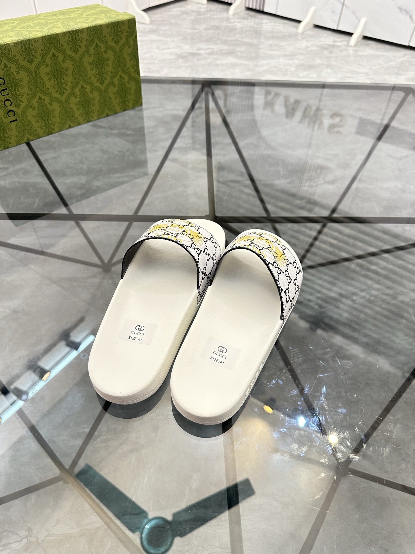 Precio de venta: P80 Marca: Gucci* zapatillasTalla: 35-47(se pueden personalizar 35.36.46.47)Materia