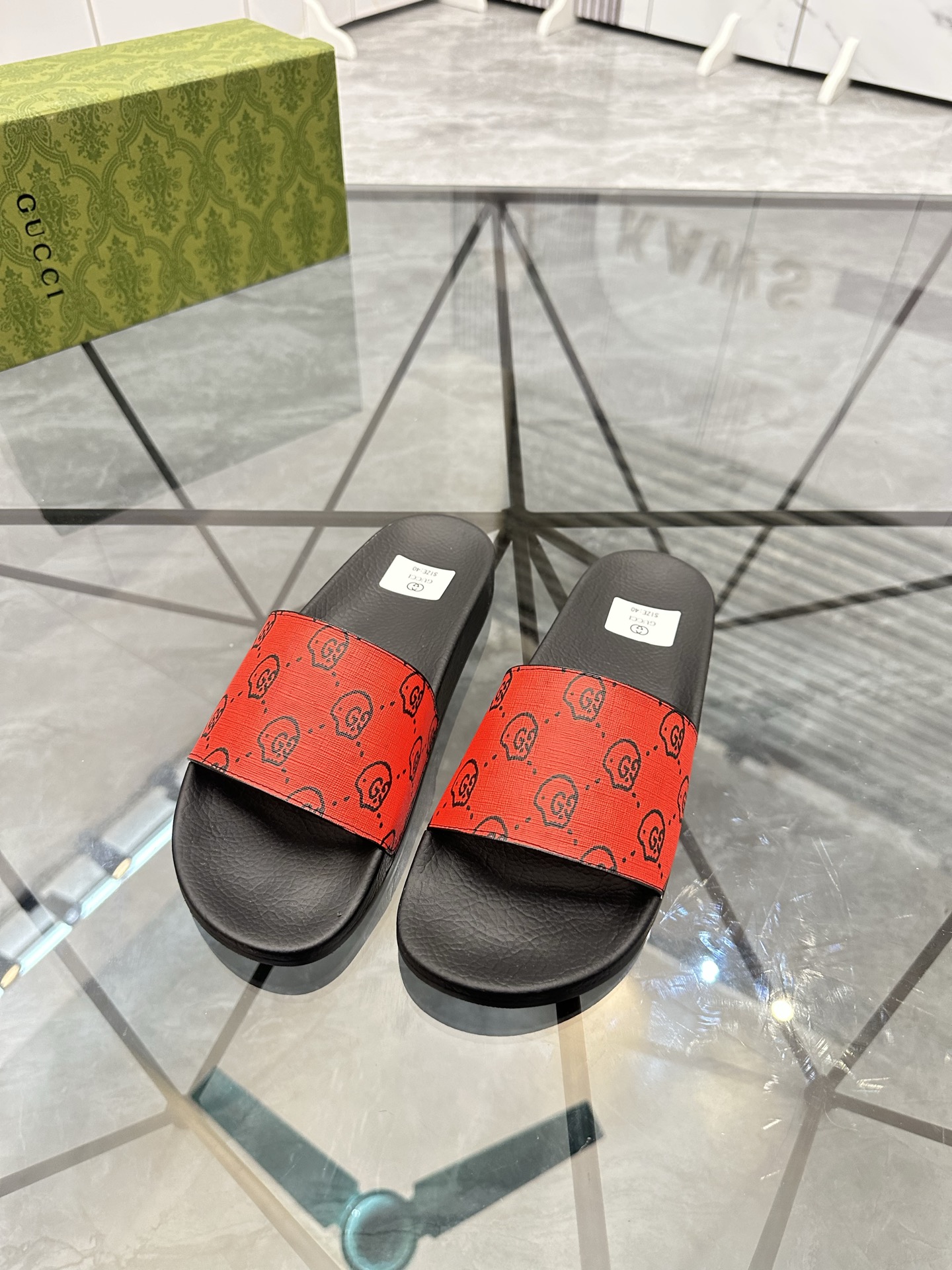 Precio de venta: P80 Marca: Gucci* zapatillasTalla: 35-47(se pueden personalizar 35.36.46.47)Materia